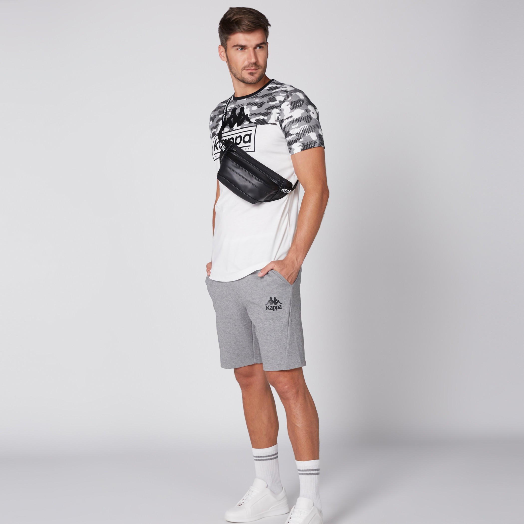 تيشيرت بياقة مستديرة وأكمام قصيرة وطبعات من كابا-men-clothing-sportswearandactivewear-tshirtsandpolos-image-4