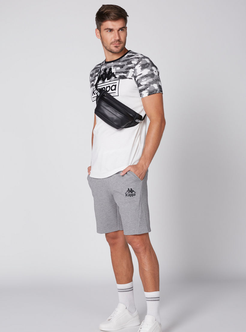 تيشيرت بياقة مستديرة وأكمام قصيرة وطبعات من كابا-men-clothing-sportswearandactivewear-tshirtsandpolos-image-4