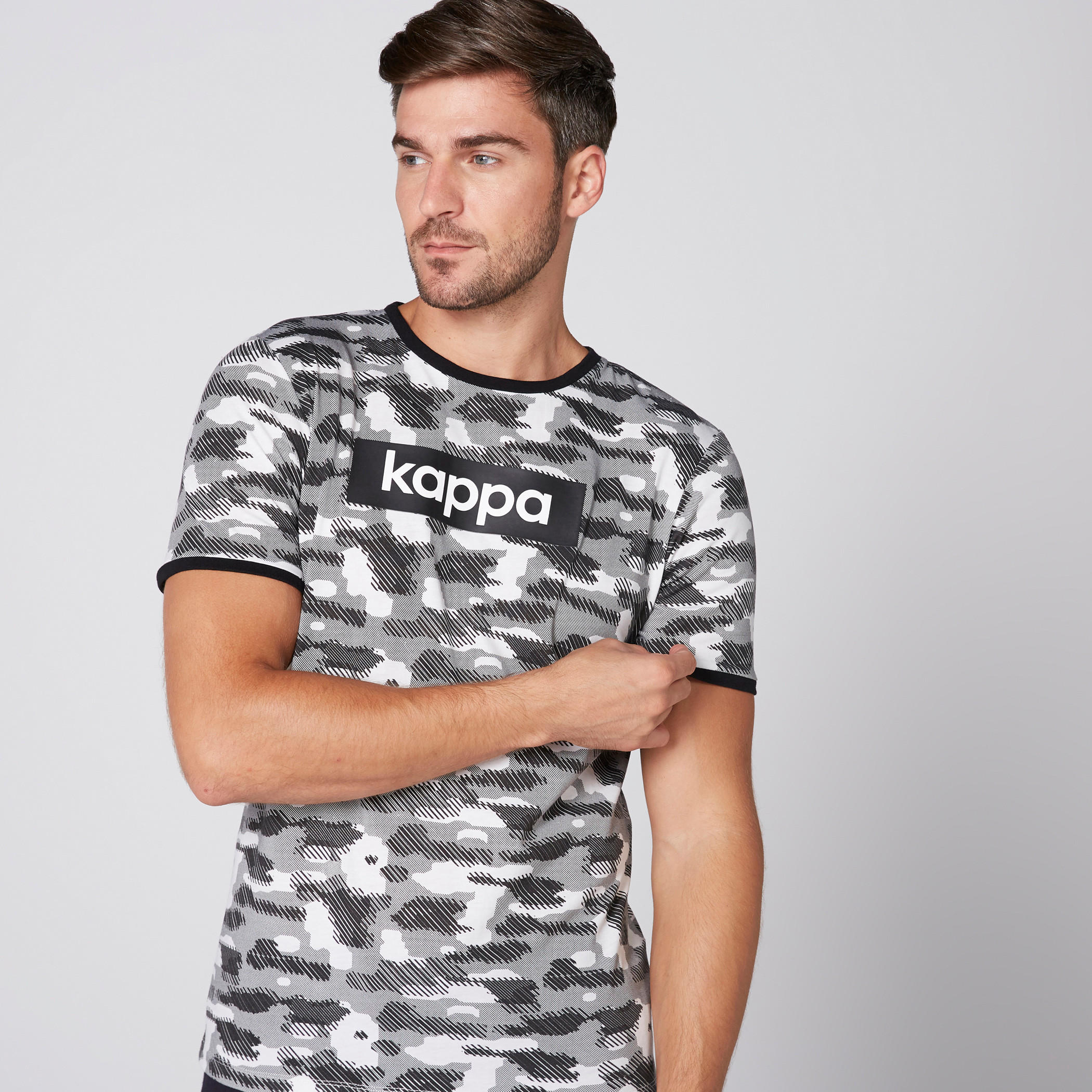 تيشيرت بياقة مستديرة وأكمام قصيرة وطبعات من كابا-men-clothing-sportswearandactivewear-tshirtsandpolos-image-1