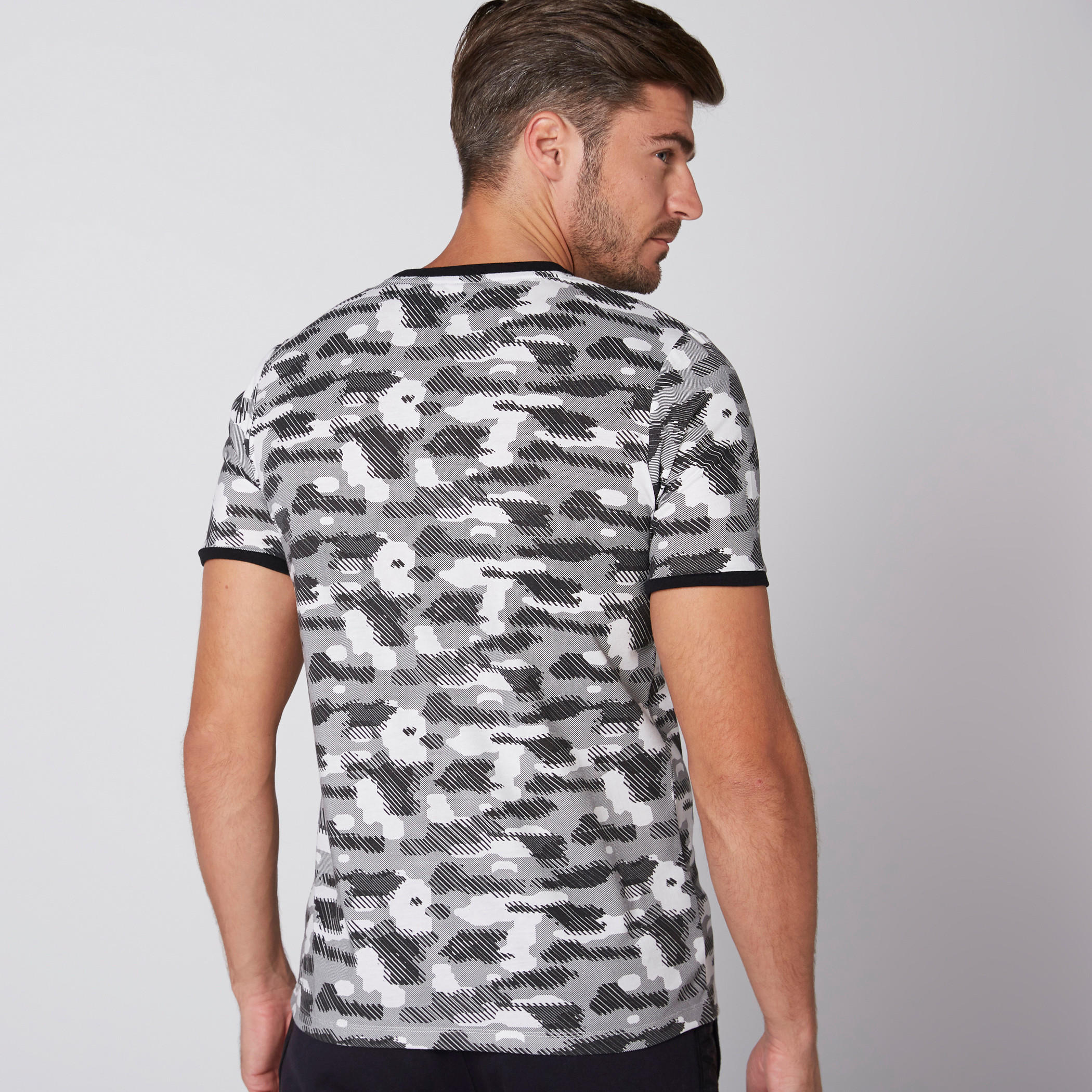 تيشيرت بياقة مستديرة وأكمام قصيرة وطبعات من كابا-men-clothing-sportswearandactivewear-tshirtsandpolos-image-2