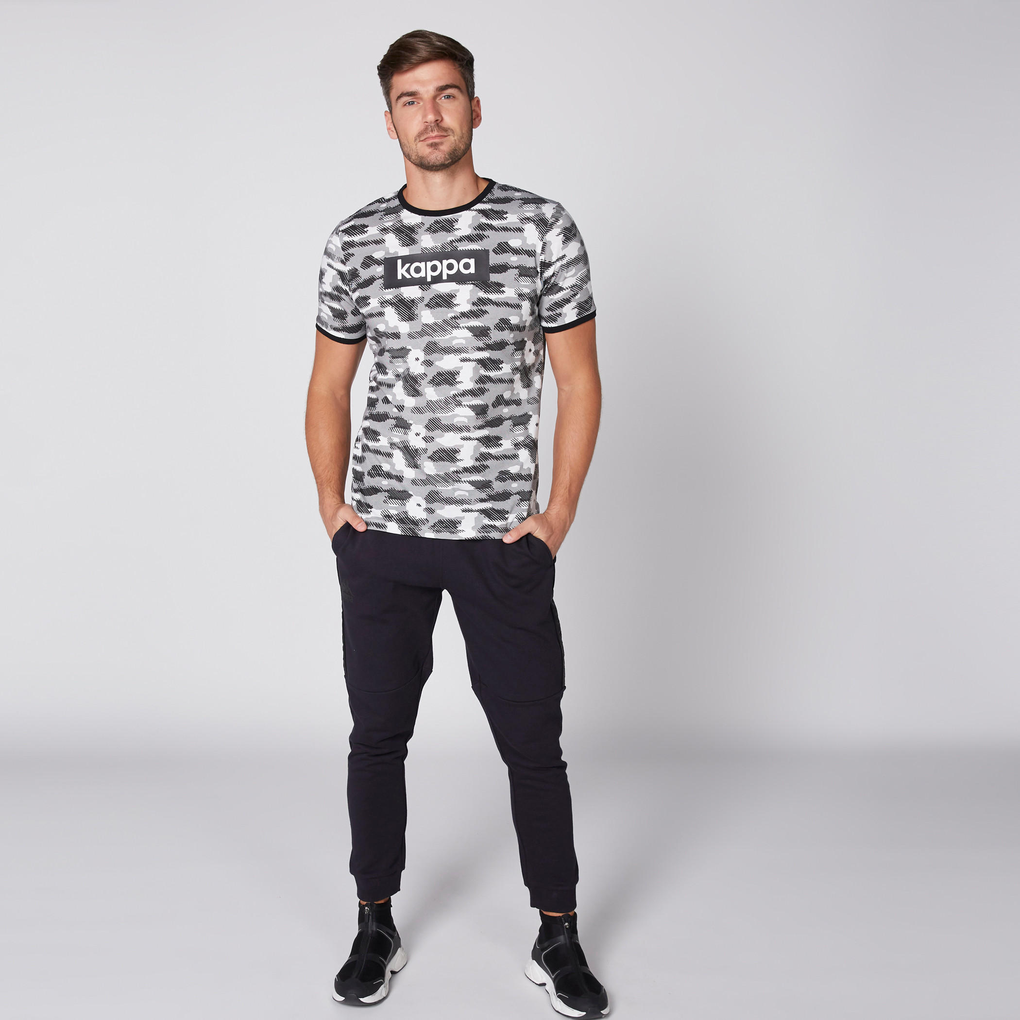 تيشيرت بياقة مستديرة وأكمام قصيرة وطبعات من كابا-men-clothing-sportswearandactivewear-tshirtsandpolos-image-3