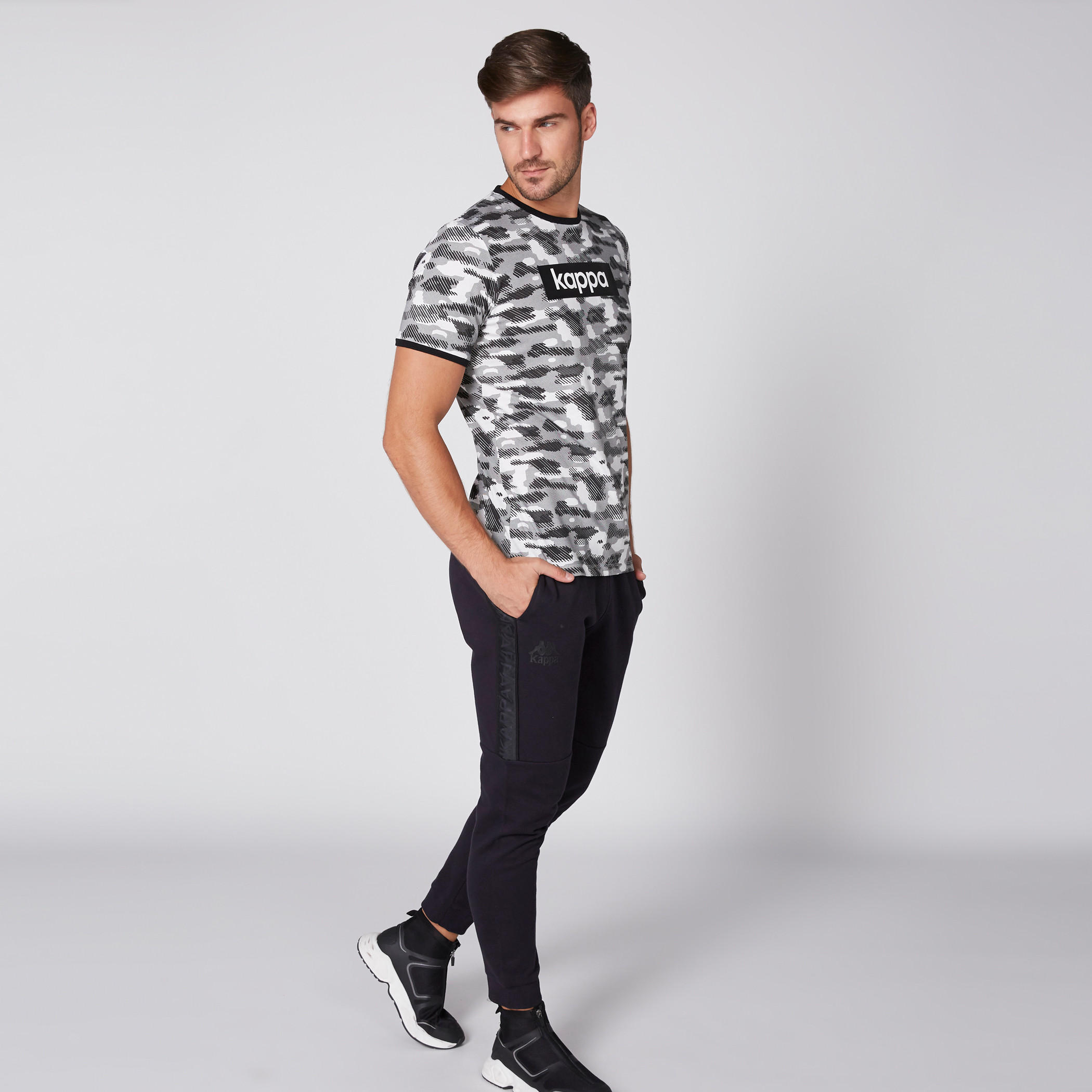 تيشيرت بياقة مستديرة وأكمام قصيرة وطبعات من كابا-men-clothing-sportswearandactivewear-tshirtsandpolos-image-4