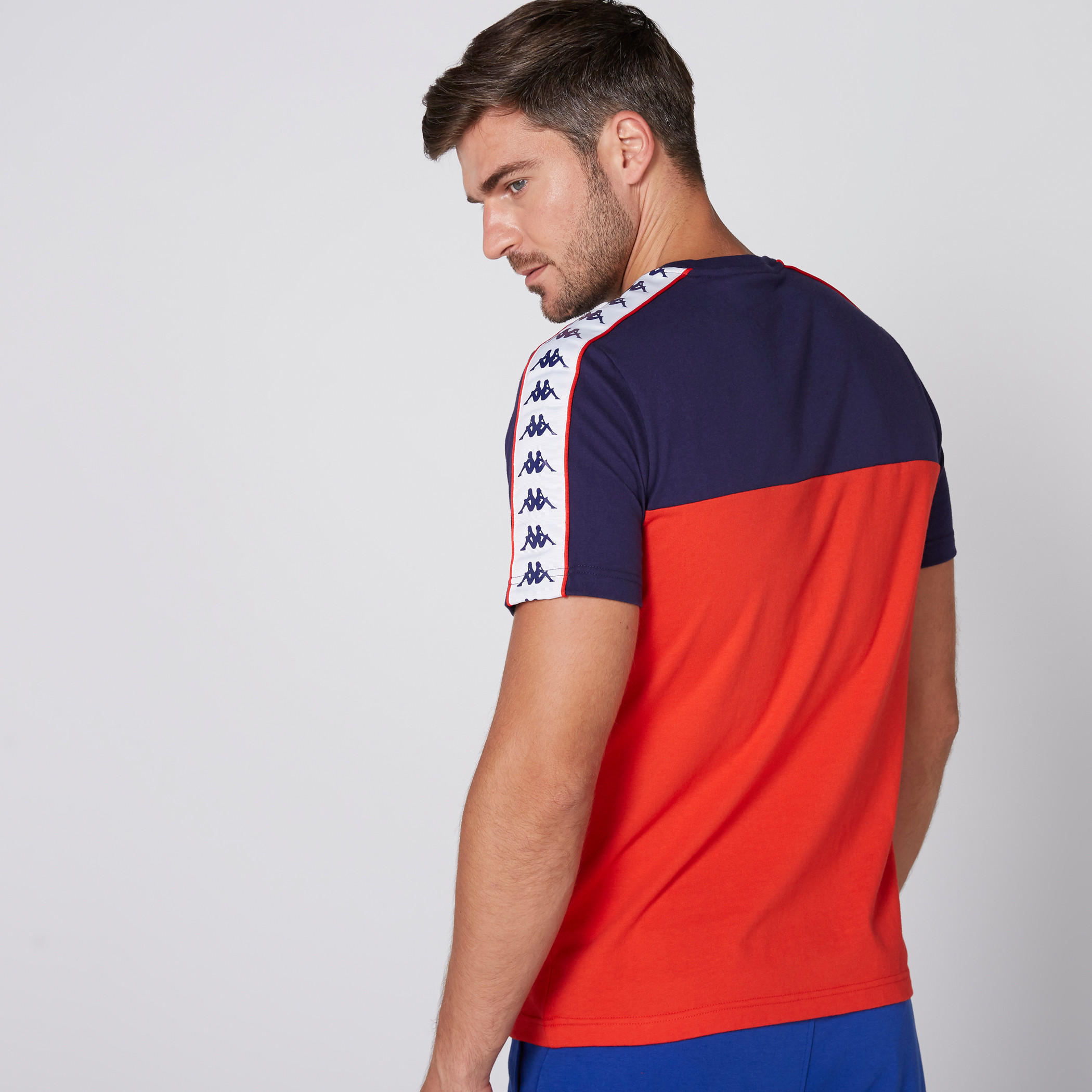 تيشيرت بياقة مستديرة وأكمام قصيرة وطبعات من كابا-men-clothing-sportswearandactivewear-tshirtsandpolos-image-4
