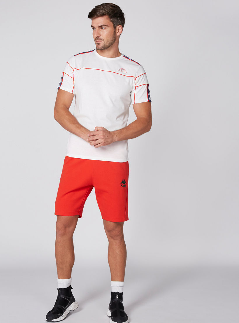 تيشيرت بياقة مستديرة وأكمام قصيرة وطبعات من كابا-men-clothing-sportswearandactivewear-tshirtsandpolos-image-4