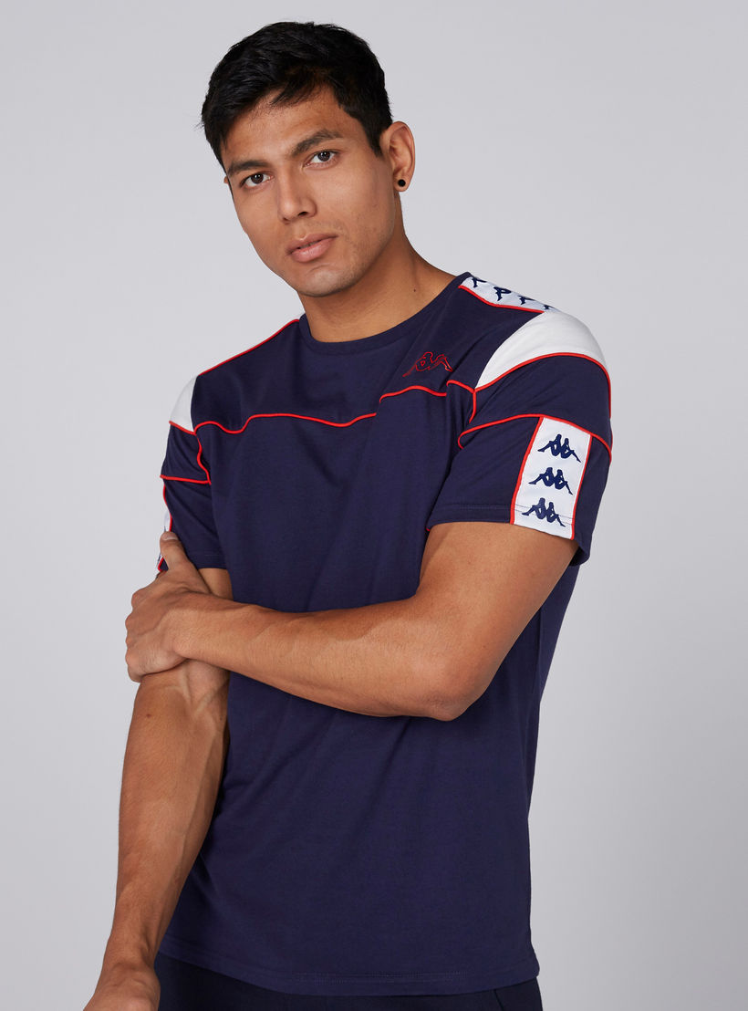 تيشيرت بياقة مستديرة وأكمام قصيرة وطبعات من كابا-men-clothing-sportswearandactivewear-tshirtsandpolos-image-2