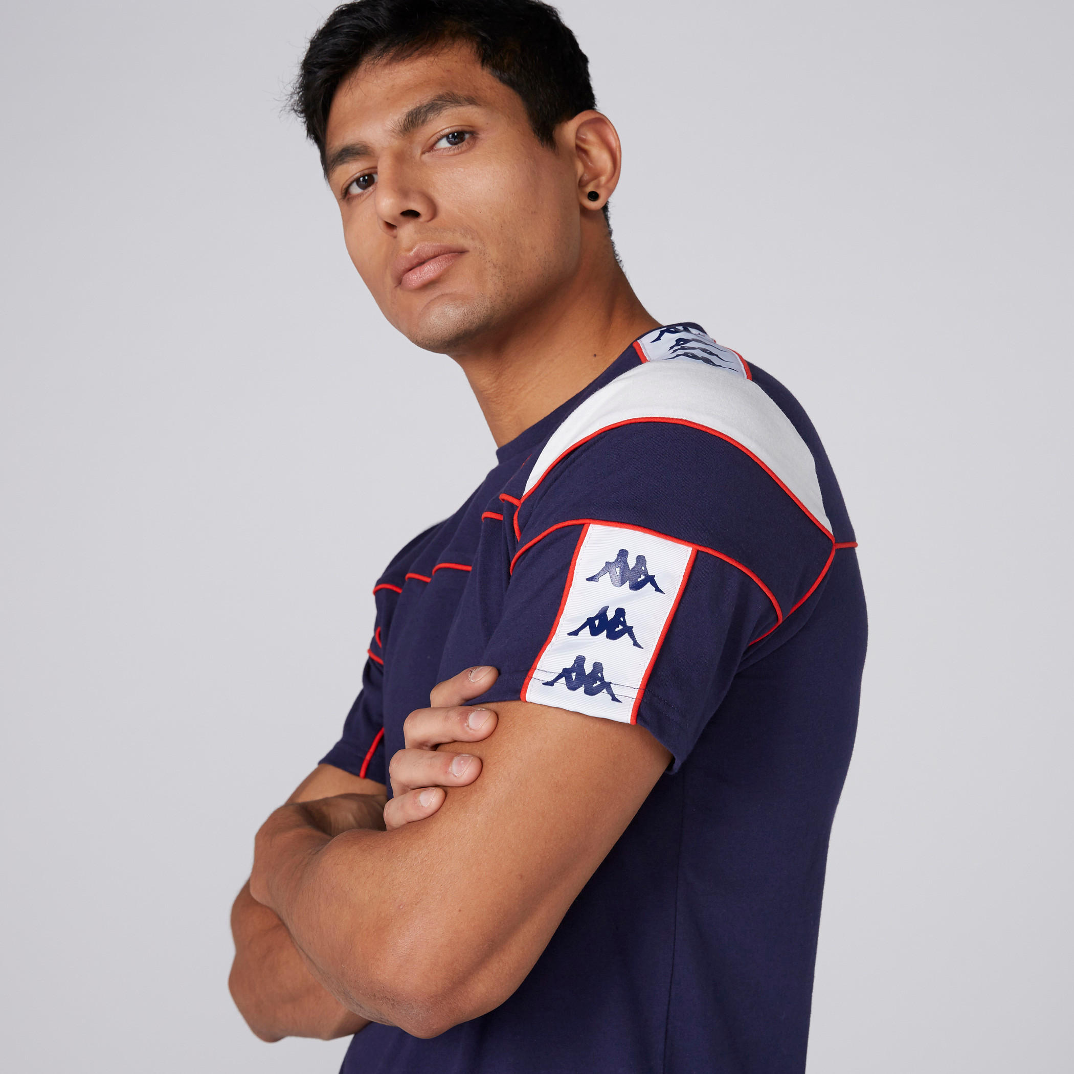 تيشيرت بياقة مستديرة وأكمام قصيرة وطبعات من كابا-men-clothing-sportswearandactivewear-tshirtsandpolos-image-3