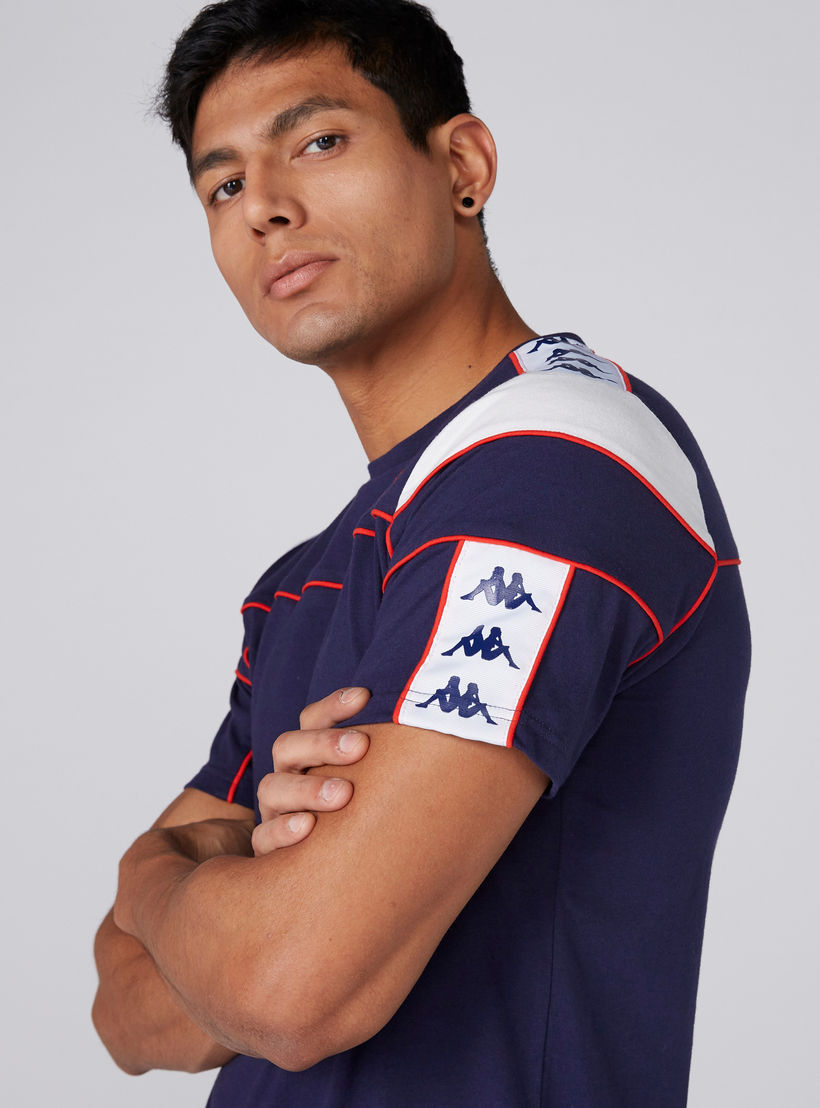 تيشيرت بياقة مستديرة وأكمام قصيرة وطبعات من كابا-men-clothing-sportswearandactivewear-tshirtsandpolos-image-3