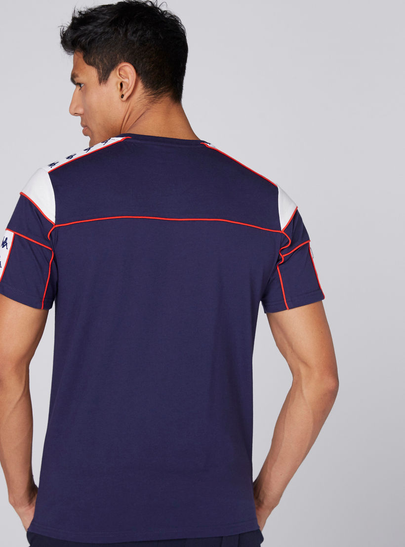 تيشيرت بياقة مستديرة وأكمام قصيرة وطبعات من كابا-men-clothing-sportswearandactivewear-tshirtsandpolos-image-4