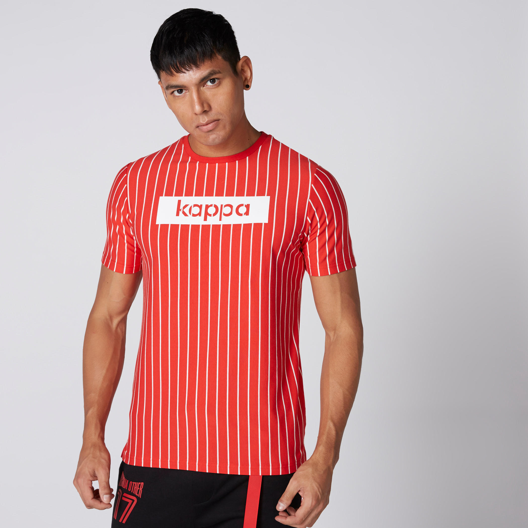 تيشيرت مقلّم بأكمام قصيرة من كابا-men-clothing-sportswearandactivewear-tshirtsandpolos-image-1