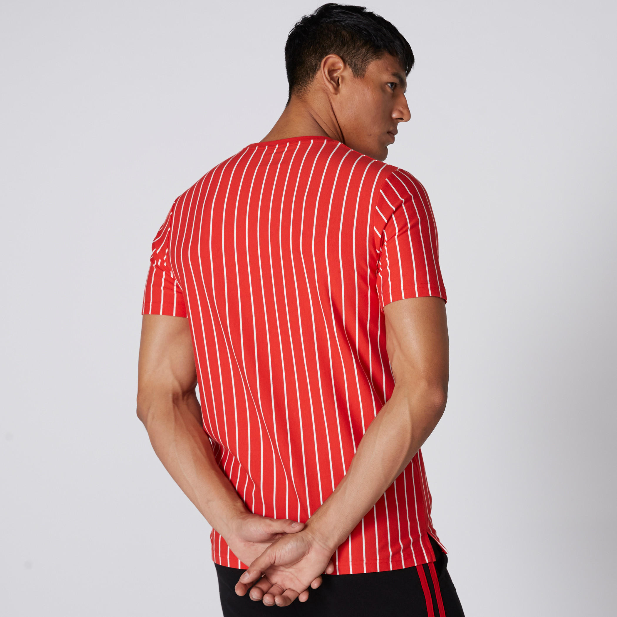 تيشيرت مقلّم بأكمام قصيرة من كابا-men-clothing-sportswearandactivewear-tshirtsandpolos-image-3