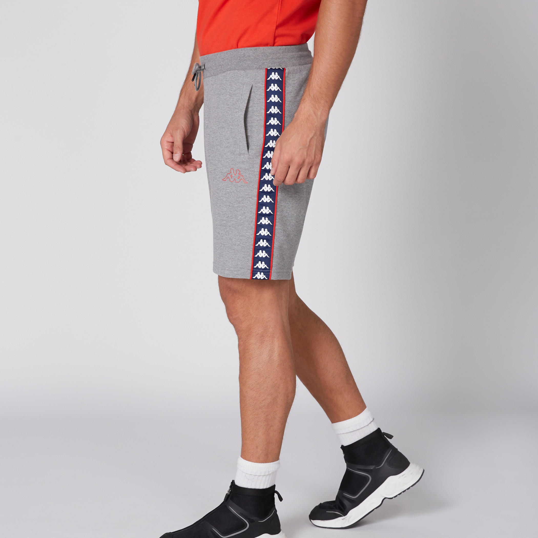شورت بخصر مطّاطي وجيوب من كابا-men-clothing-sportswearandactivewear-bottoms-image-4