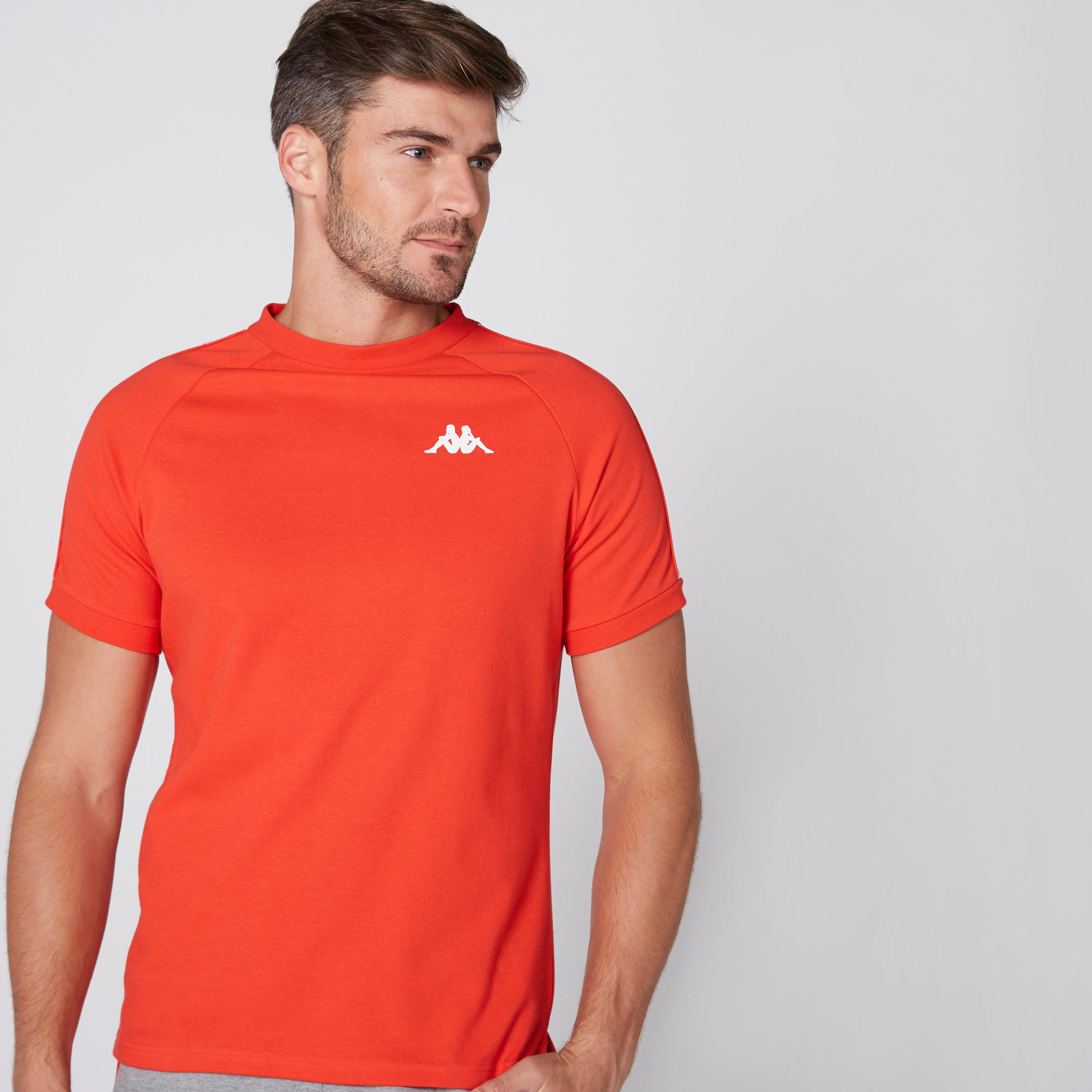 تيشيرت بياقة مستديرة وأكمام مغايرة وطبعات من كابا-men-clothing-sportswearandactivewear-tshirtsandpolos-image-1