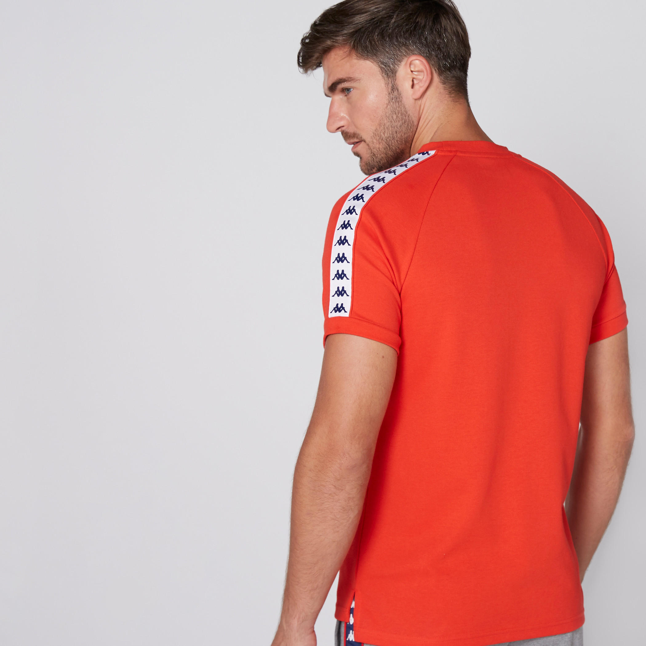 تيشيرت بياقة مستديرة وأكمام مغايرة وطبعات من كابا-men-clothing-sportswearandactivewear-tshirtsandpolos-image-2