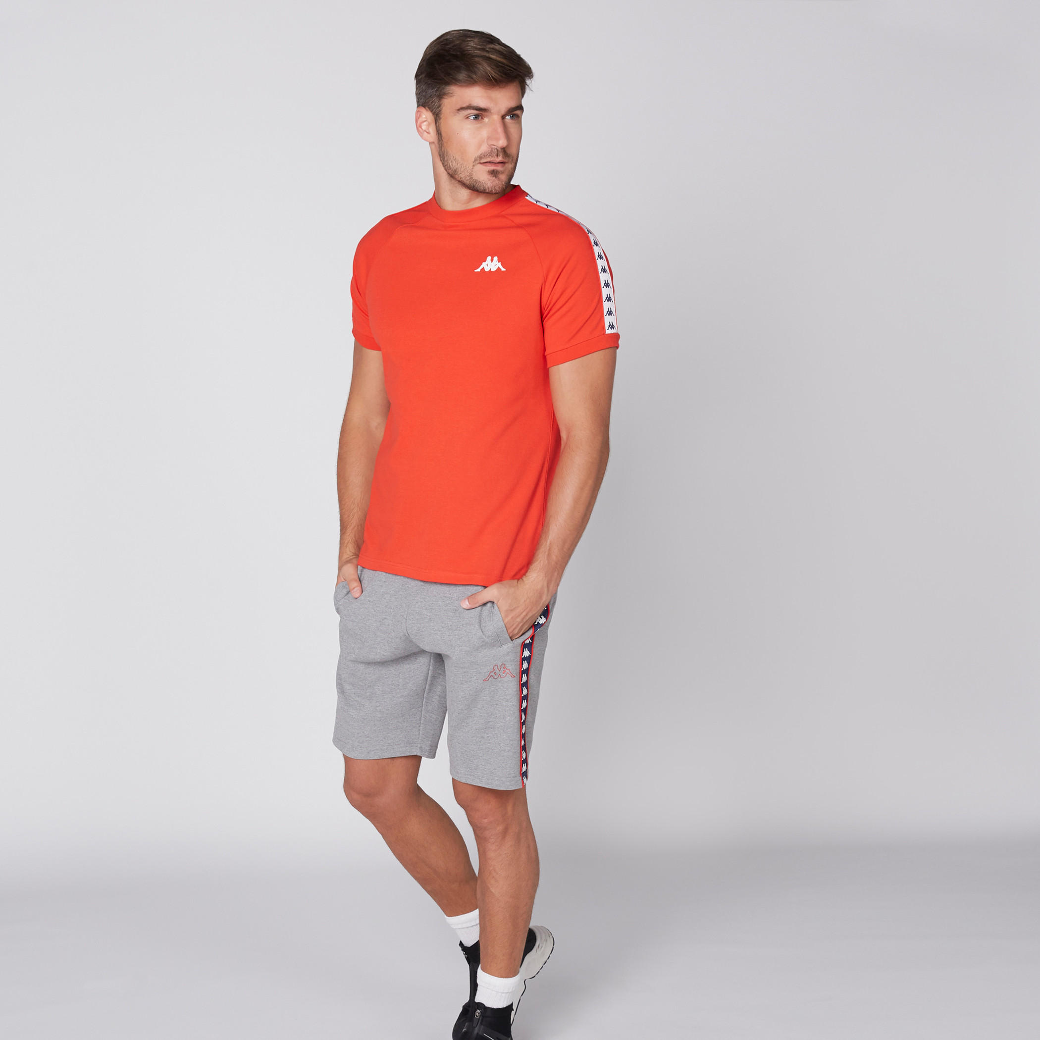تيشيرت بياقة مستديرة وأكمام مغايرة وطبعات من كابا-men-clothing-sportswearandactivewear-tshirtsandpolos-image-3