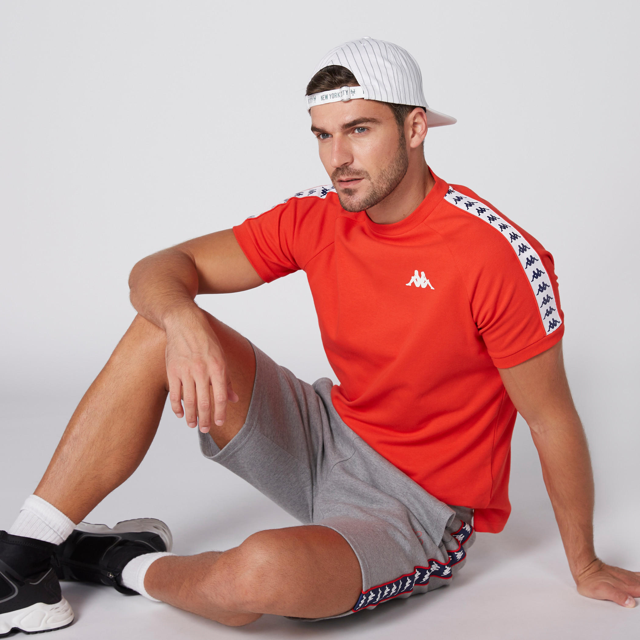 تيشيرت بياقة مستديرة وأكمام مغايرة وطبعات من كابا-men-clothing-sportswearandactivewear-tshirtsandpolos-image-4