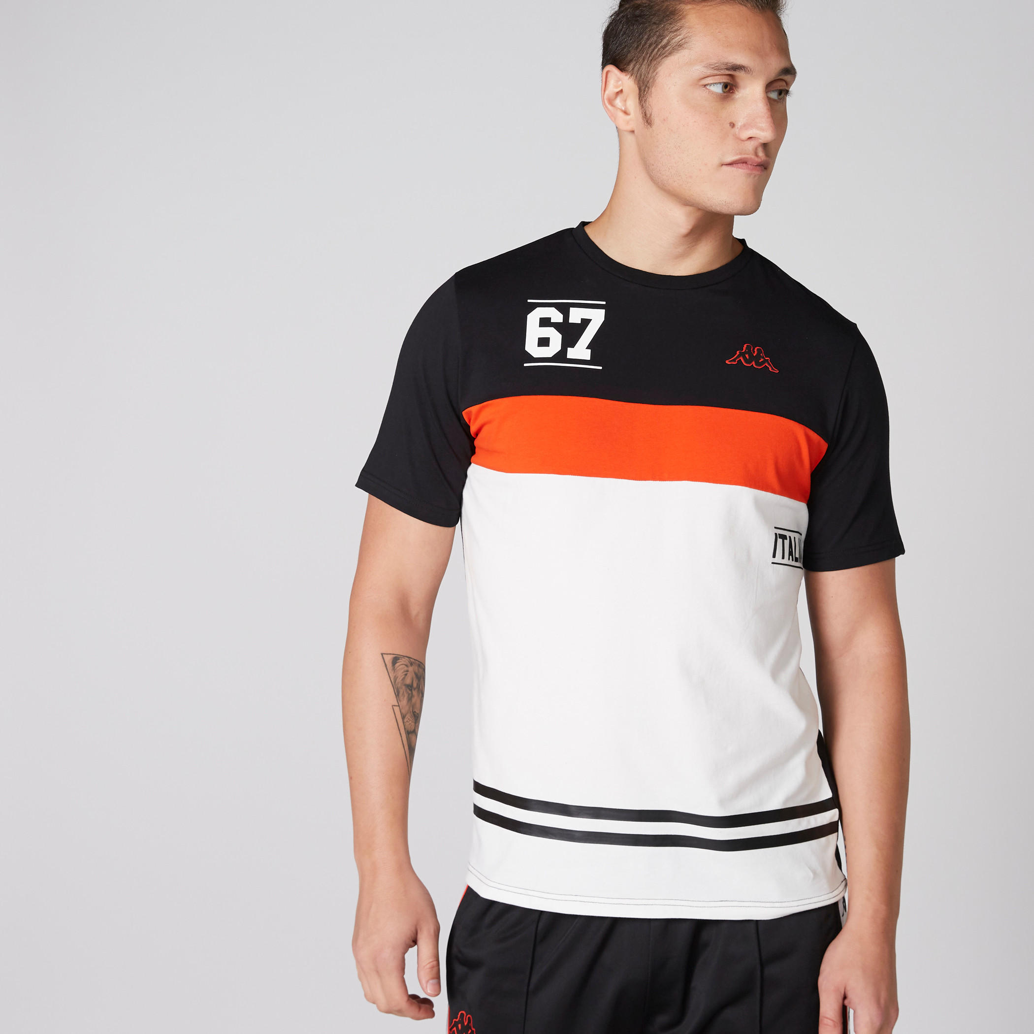 تيشيرت بياقة مستديرة وأكمام قصيرة وطبعات من كابا-men-clothing-sportswearandactivewear-tshirtsandpolos-image-1