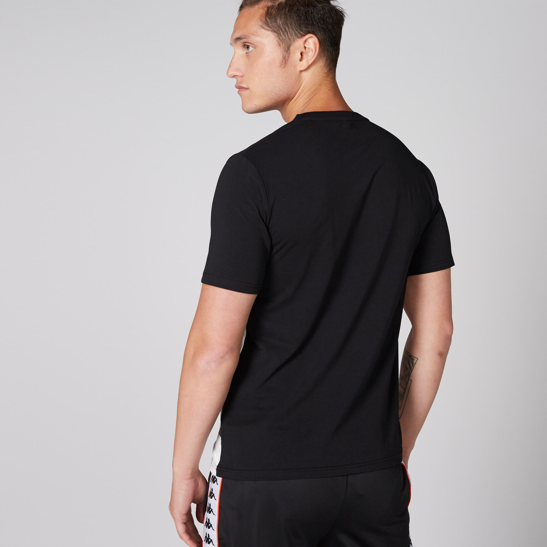 تيشيرت بياقة مستديرة وأكمام قصيرة وطبعات من كابا-men-clothing-sportswearandactivewear-tshirtsandpolos-image-2