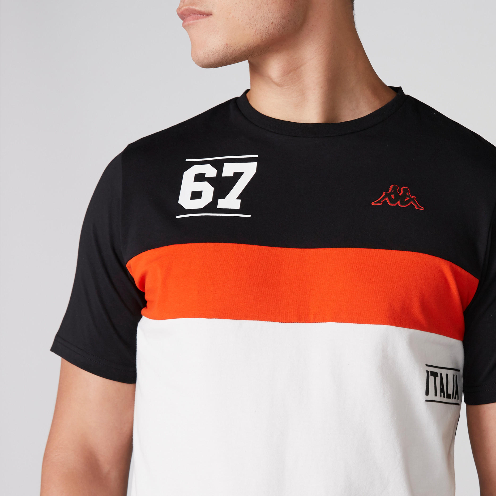 تيشيرت بياقة مستديرة وأكمام قصيرة وطبعات من كابا-men-clothing-sportswearandactivewear-tshirtsandpolos-image-4