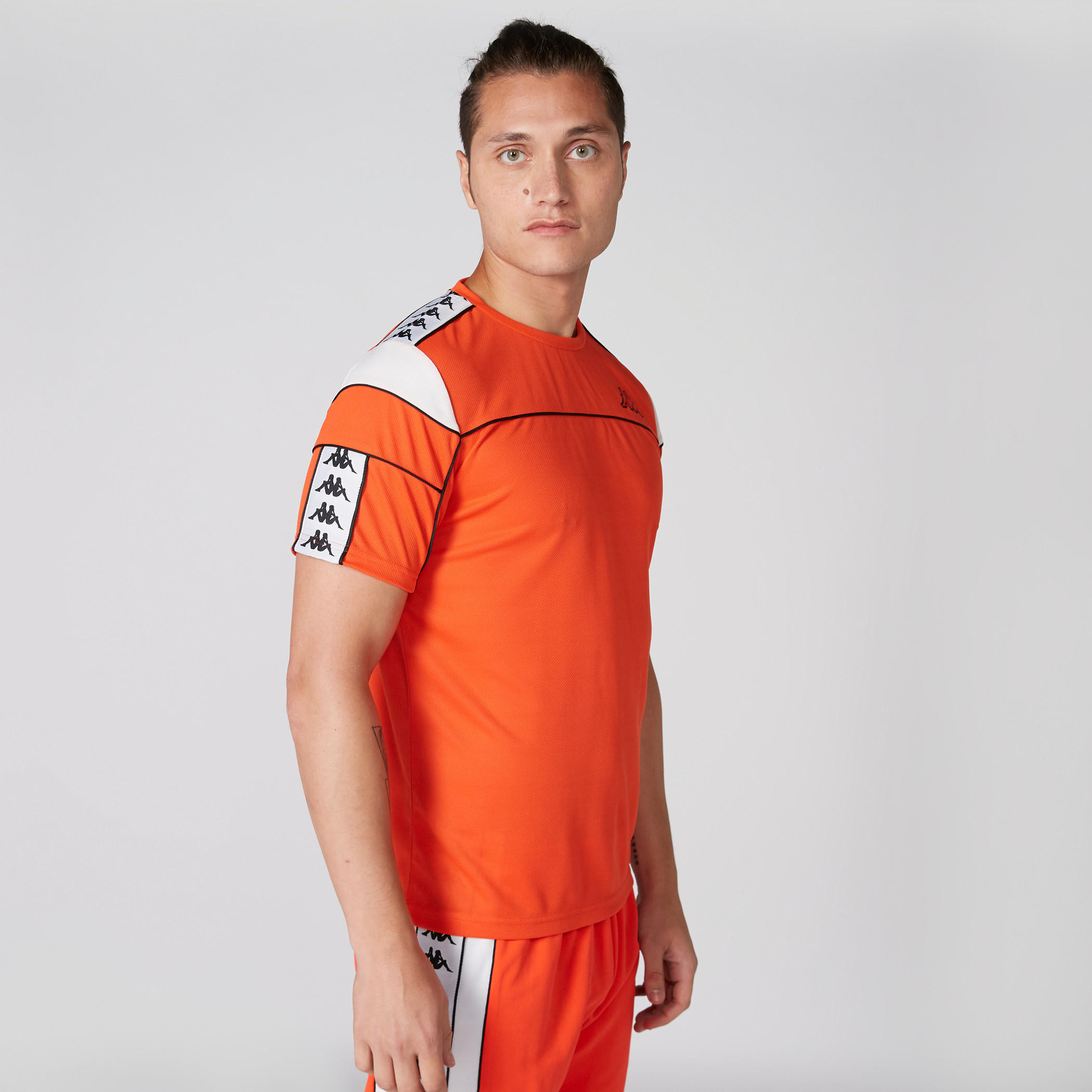 تيشيرت بياقة ضيقة من كابا-men-clothing-sportswearandactivewear-tshirtsandpolos-image-1