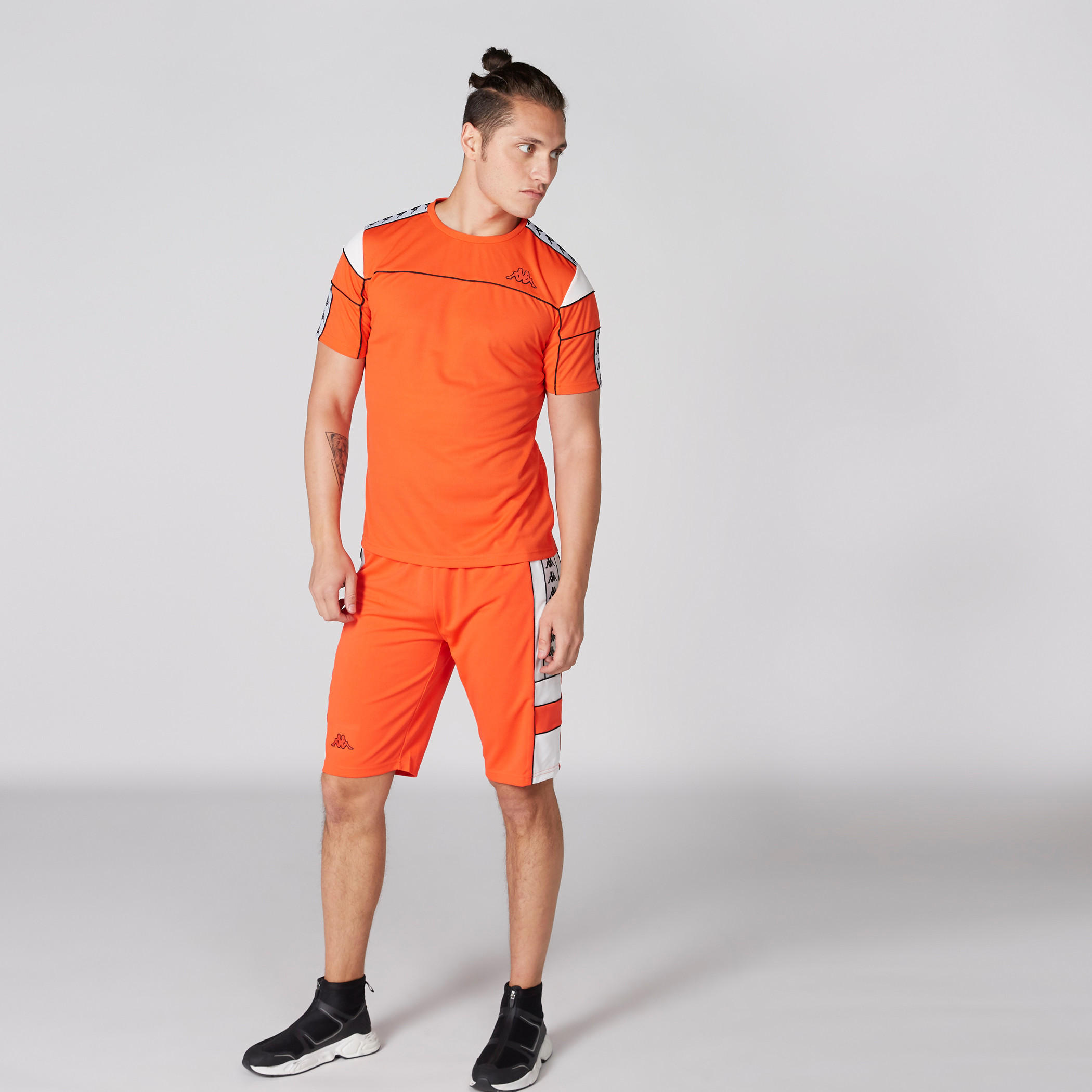 تيشيرت بياقة ضيقة من كابا-men-clothing-sportswearandactivewear-tshirtsandpolos-image-4