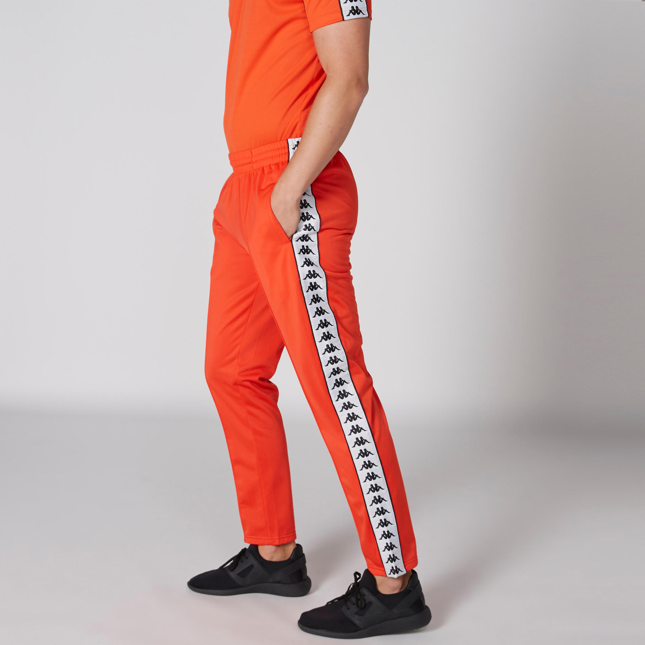 بنطال طويل بخصر مطّاطي مزيّن بشريطة من كابا-men-clothing-sportswearandactivewear-bottoms-image-1