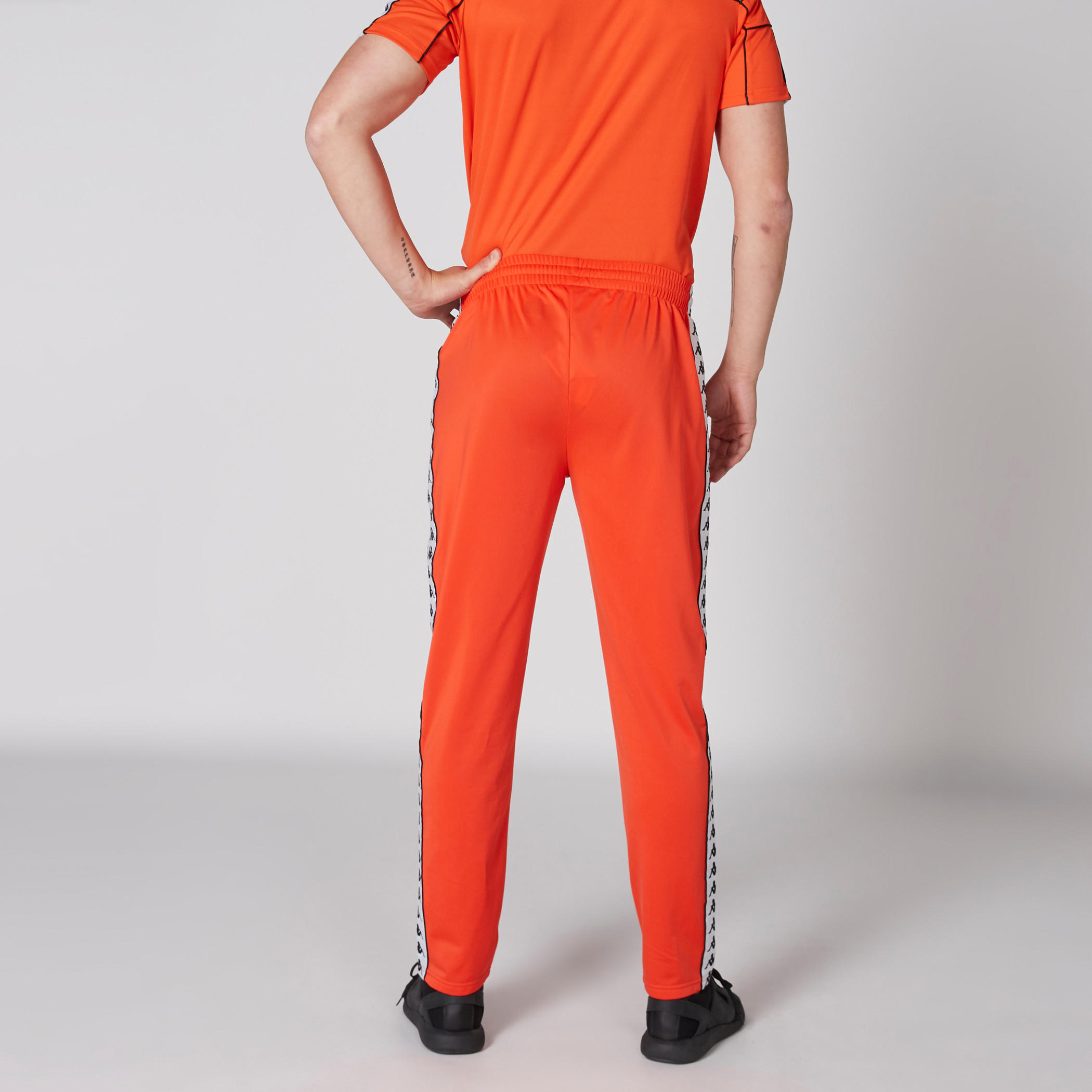 بنطال طويل بخصر مطّاطي مزيّن بشريطة من كابا-men-clothing-sportswearandactivewear-bottoms-image-2