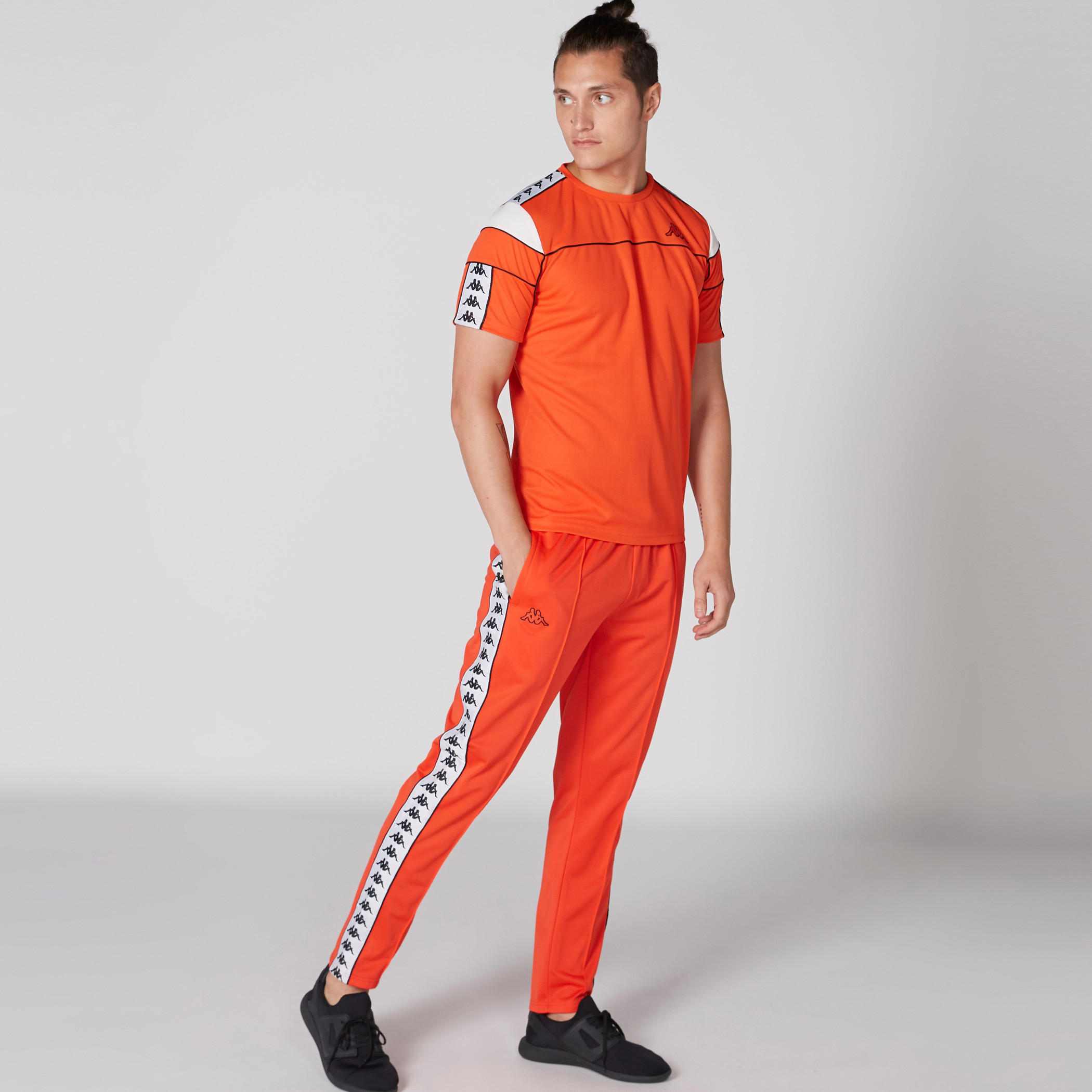 بنطال طويل بخصر مطّاطي مزيّن بشريطة من كابا-men-clothing-sportswearandactivewear-bottoms-image-4