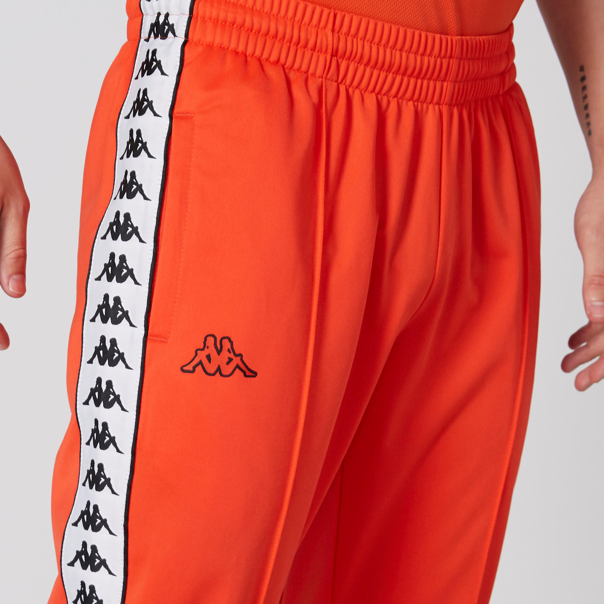 بنطال طويل بخصر مطّاطي مزيّن بشريطة من كابا-men-clothing-sportswearandactivewear-bottoms-image-5