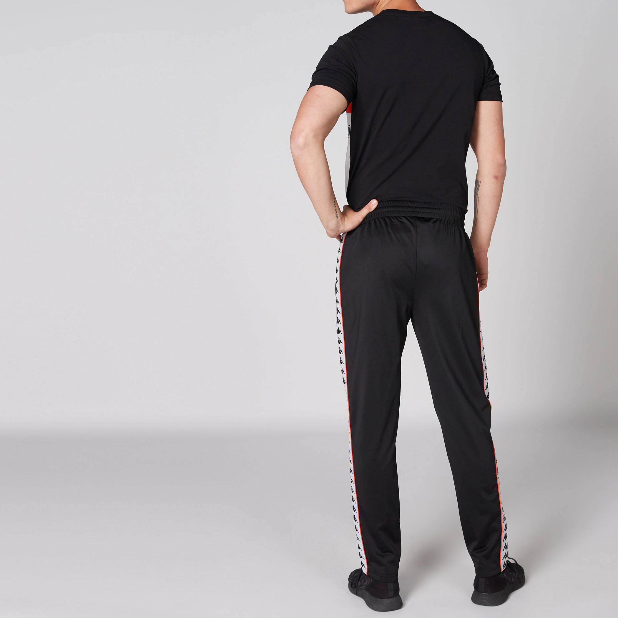 بنطال طويل بخصر مطّاطي مزيّن بشريطة من كابا-men-clothing-sportswearandactivewear-bottoms-image-2