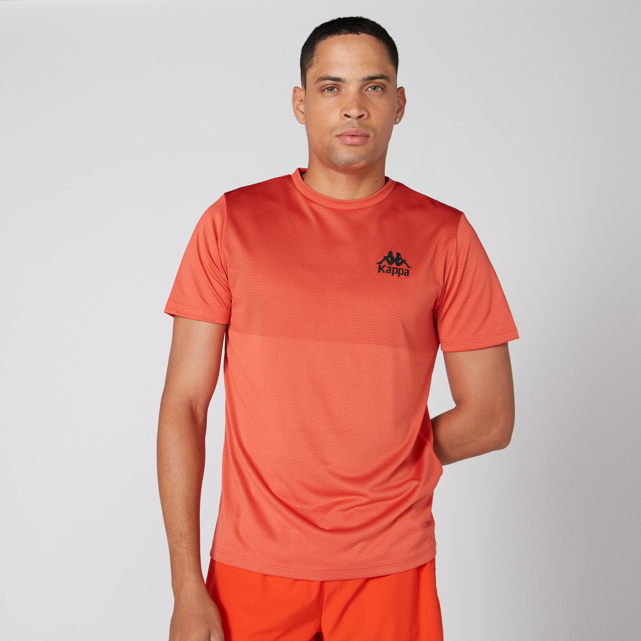 تيشيرت بارز الملمس بياقة ضيقة وأكمام قصيرة من كابا-men-clothing-sportswearandactivewear-tshirtsandpolos-image-1