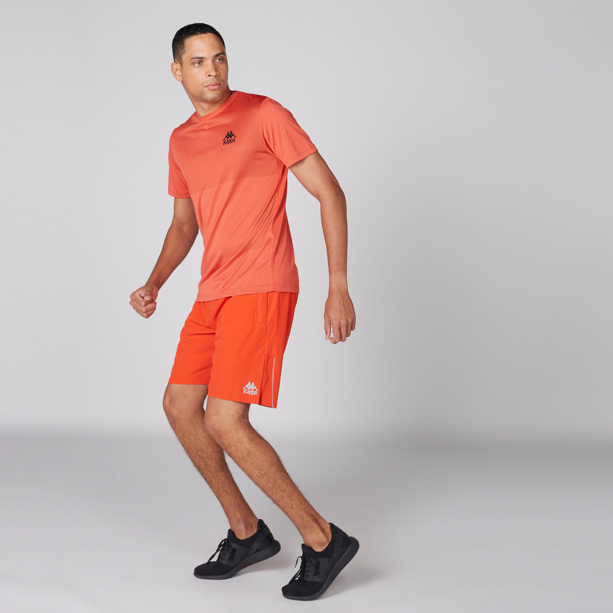 تيشيرت بارز الملمس بياقة ضيقة وأكمام قصيرة من كابا-men-clothing-sportswearandactivewear-tshirtsandpolos-image-3
