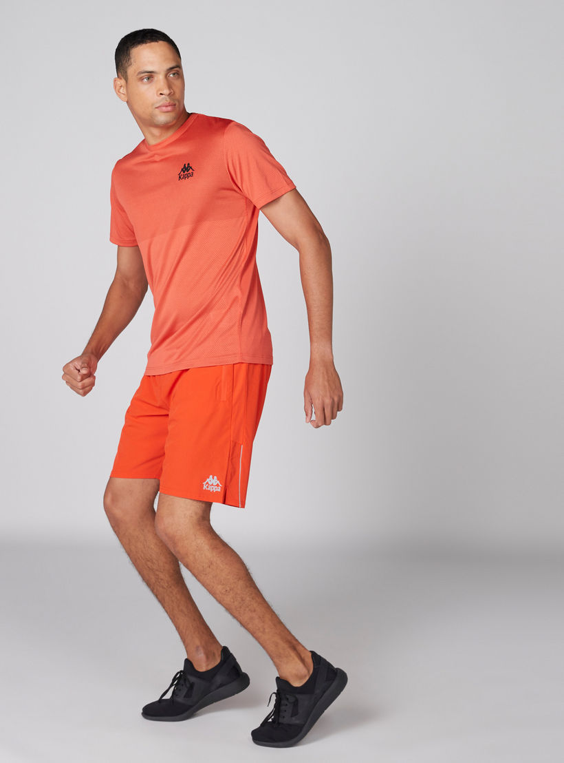 تيشيرت بارز الملمس بياقة ضيقة وأكمام قصيرة من كابا-men-clothing-sportswearandactivewear-tshirtsandpolos-image-3