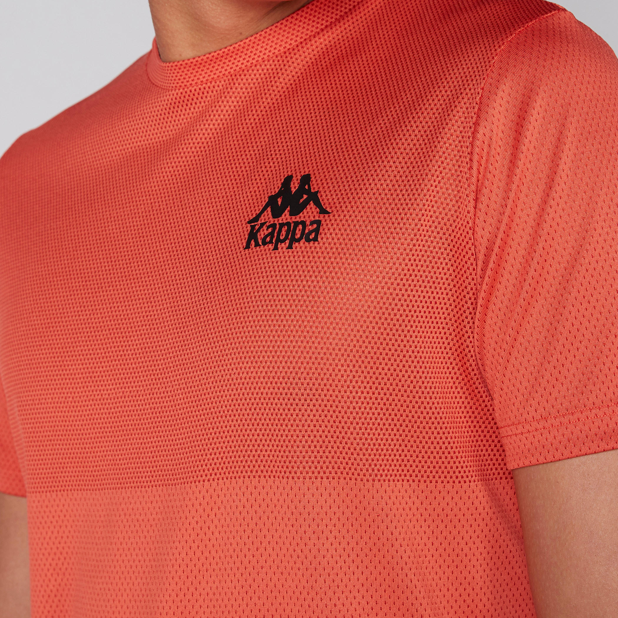 تيشيرت بارز الملمس بياقة ضيقة وأكمام قصيرة من كابا-men-clothing-sportswearandactivewear-tshirtsandpolos-image-4