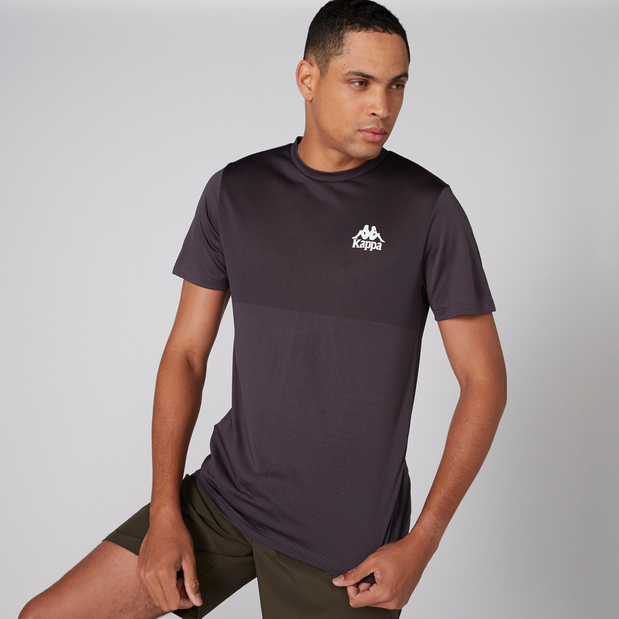 تيشيرت بارز الملمس بياقة ضيقة وأكمام قصيرة من كابا-men-clothing-sportswearandactivewear-tshirtsandpolos-image-1