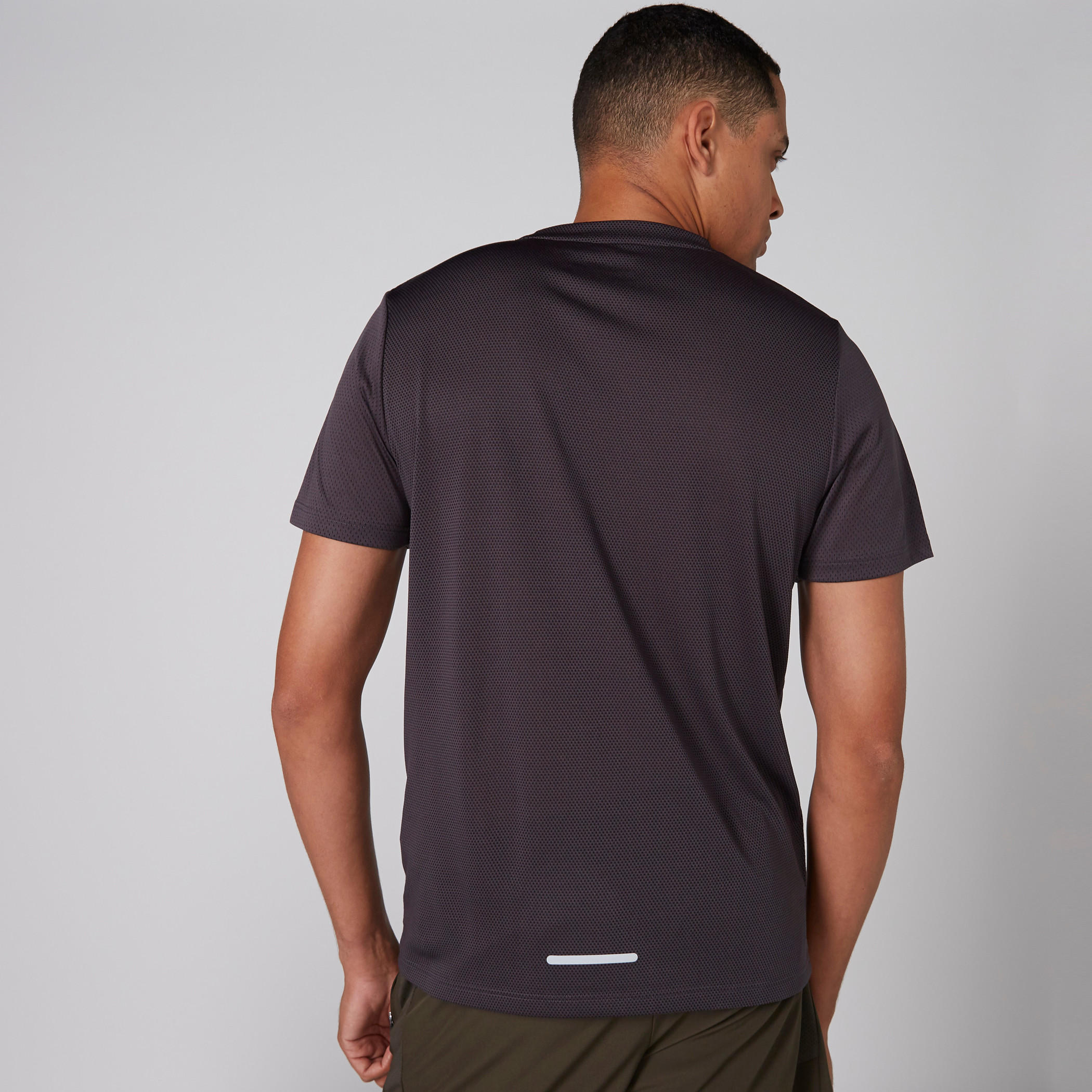 تيشيرت بارز الملمس بياقة ضيقة وأكمام قصيرة من كابا-men-clothing-sportswearandactivewear-tshirtsandpolos-image-2