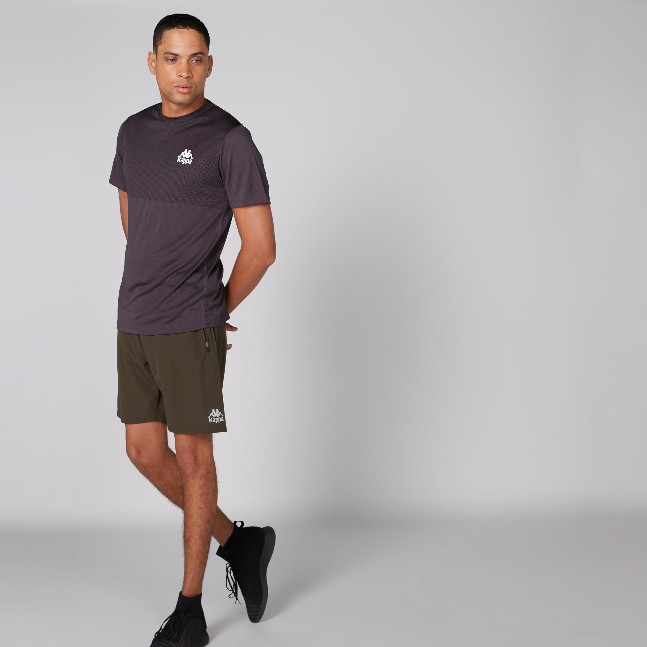 تيشيرت بارز الملمس بياقة ضيقة وأكمام قصيرة من كابا-men-clothing-sportswearandactivewear-tshirtsandpolos-image-3