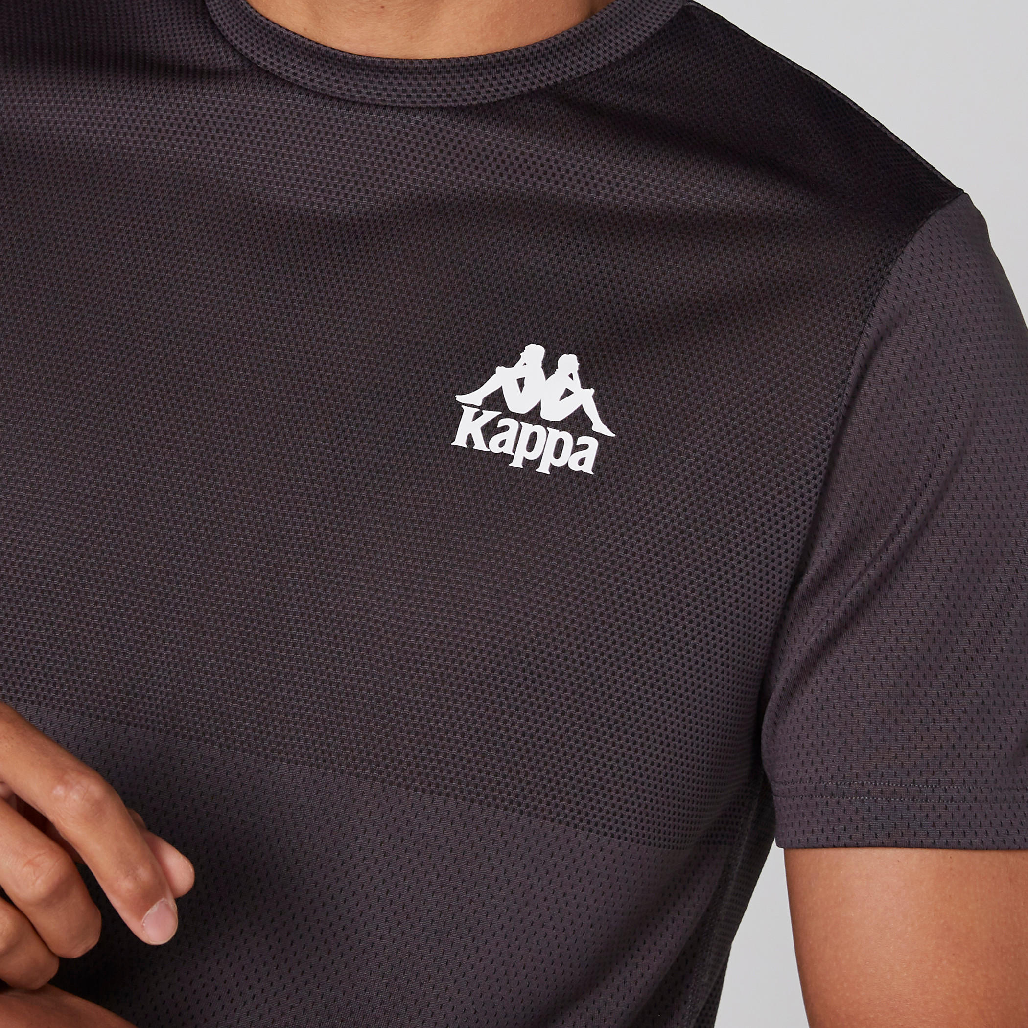 تيشيرت بارز الملمس بياقة ضيقة وأكمام قصيرة من كابا-men-clothing-sportswearandactivewear-tshirtsandpolos-image-4