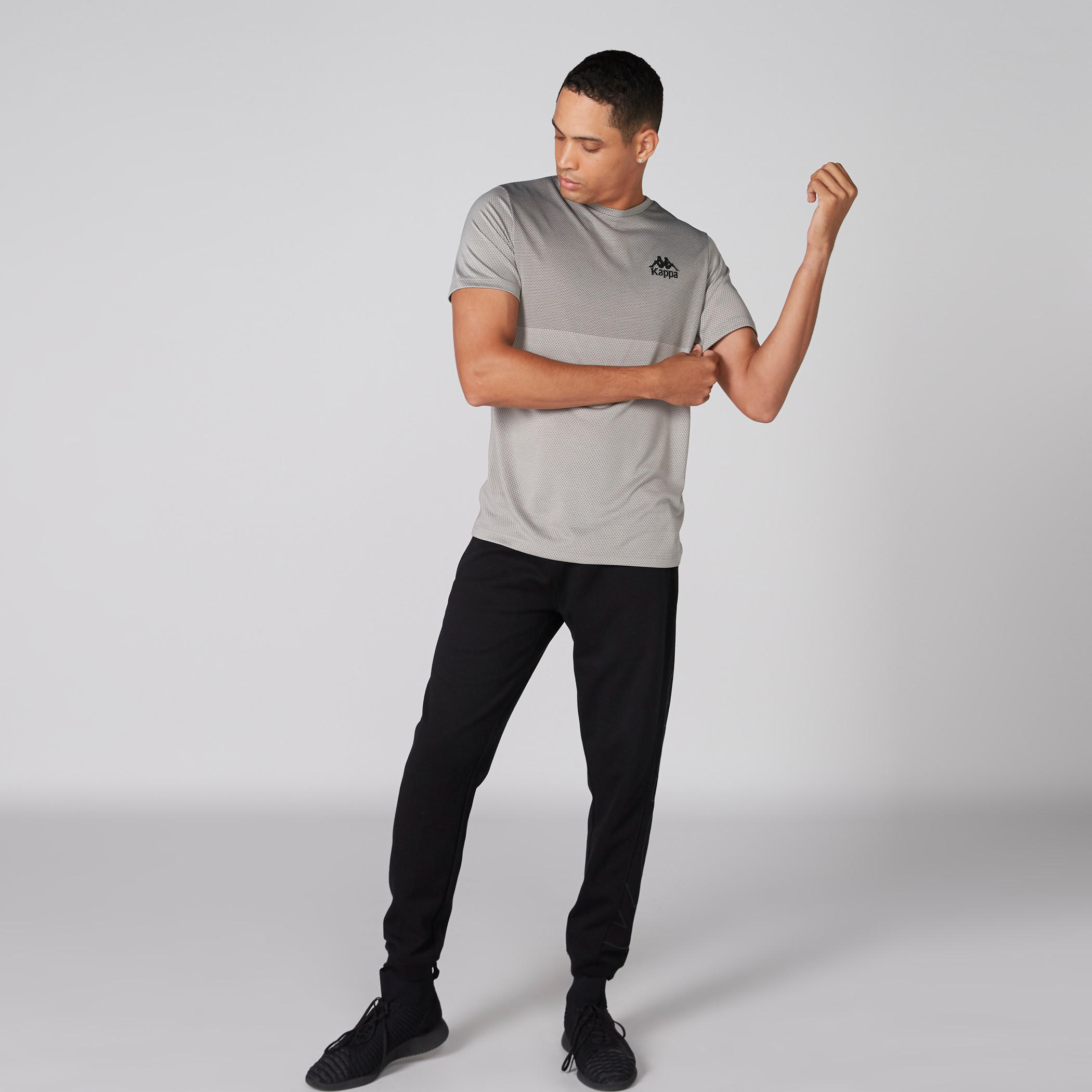 تيشيرت بارز الملمس بياقة ضيقة وأكمام قصيرة من كابا-men-clothing-sportswearandactivewear-tshirtsandpolos-image-1