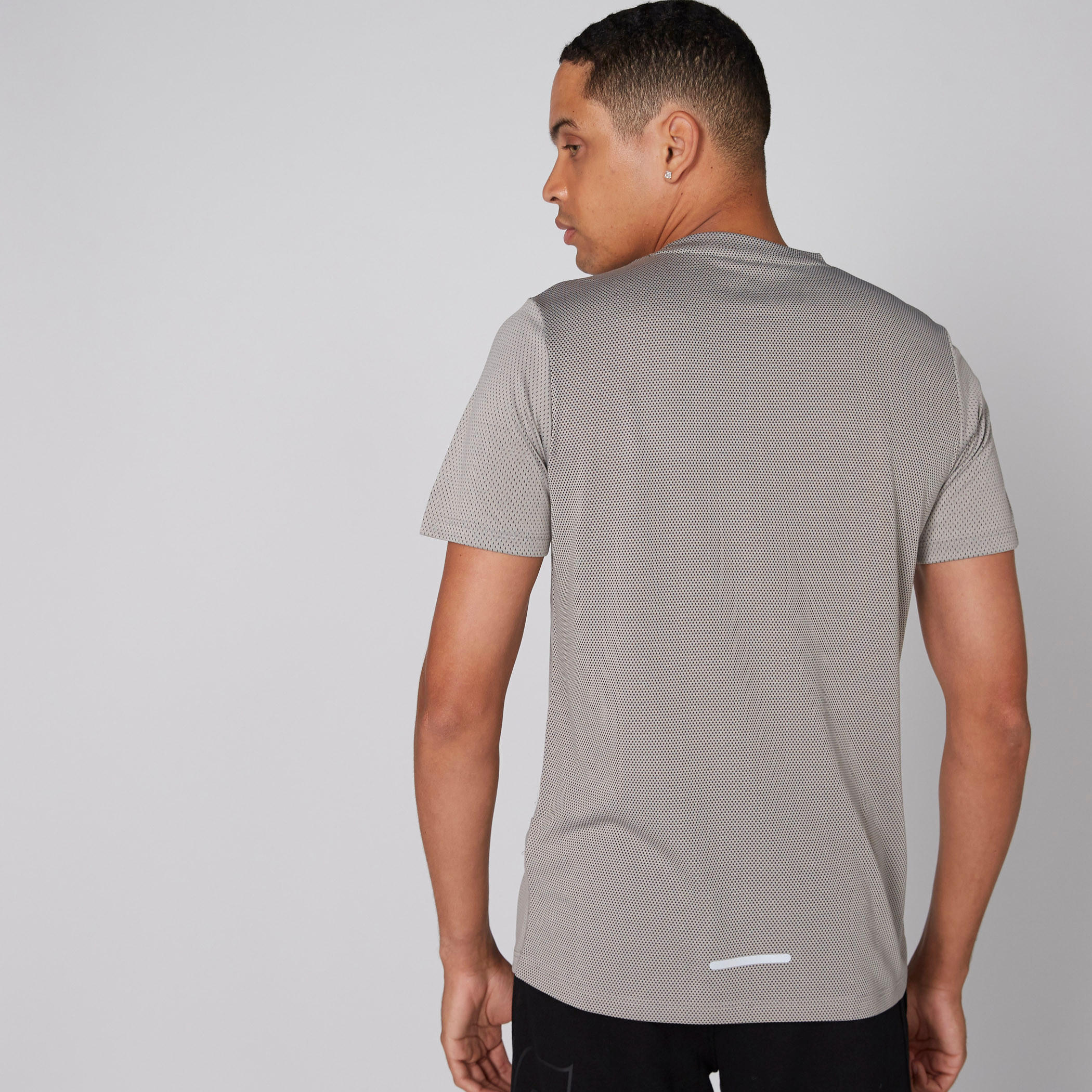 تيشيرت بارز الملمس بياقة ضيقة وأكمام قصيرة من كابا-men-clothing-sportswearandactivewear-tshirtsandpolos-image-2
