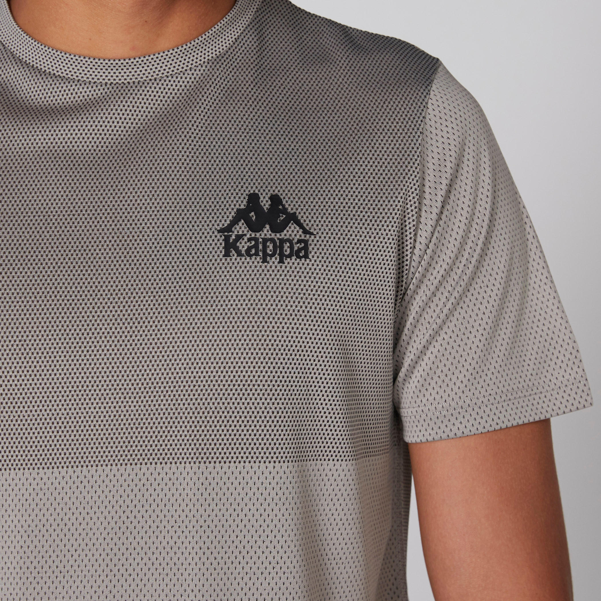 تيشيرت بارز الملمس بياقة ضيقة وأكمام قصيرة من كابا-men-clothing-sportswearandactivewear-tshirtsandpolos-image-4