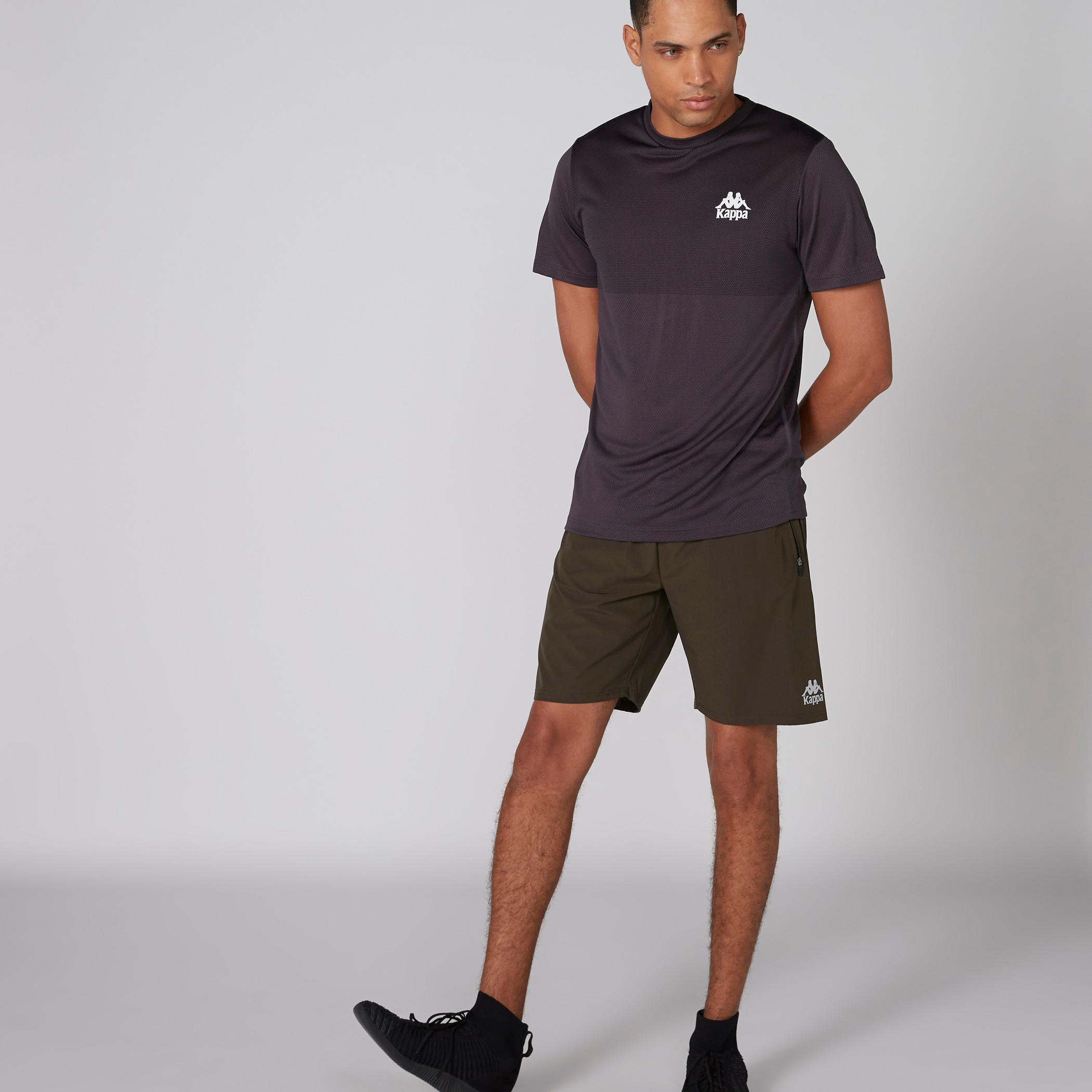 شورت بخصر مطّاطي وجيوب من كابا-men-clothing-sportswearandactivewear-bottoms-image-1