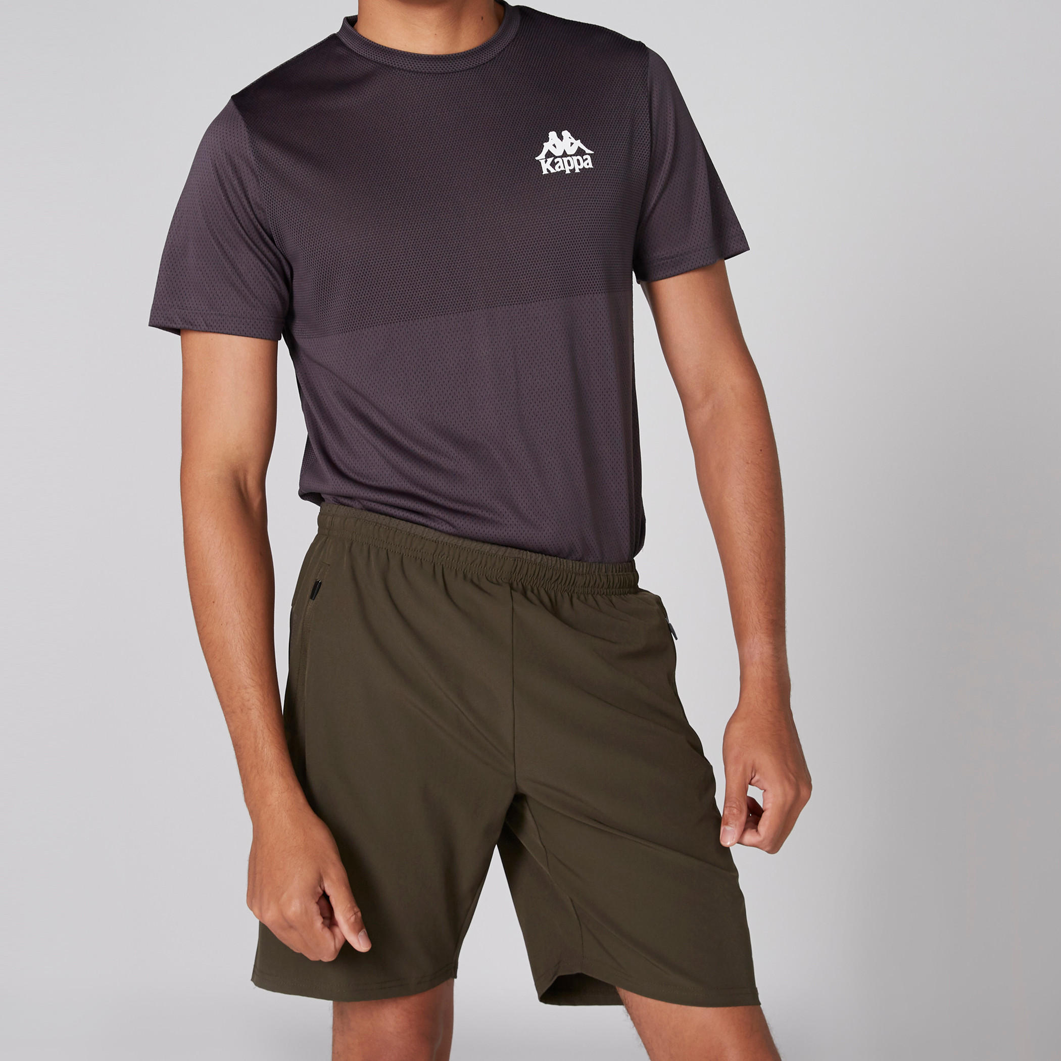 شورت بخصر مطّاطي وجيوب من كابا-men-clothing-sportswearandactivewear-bottoms-image-3