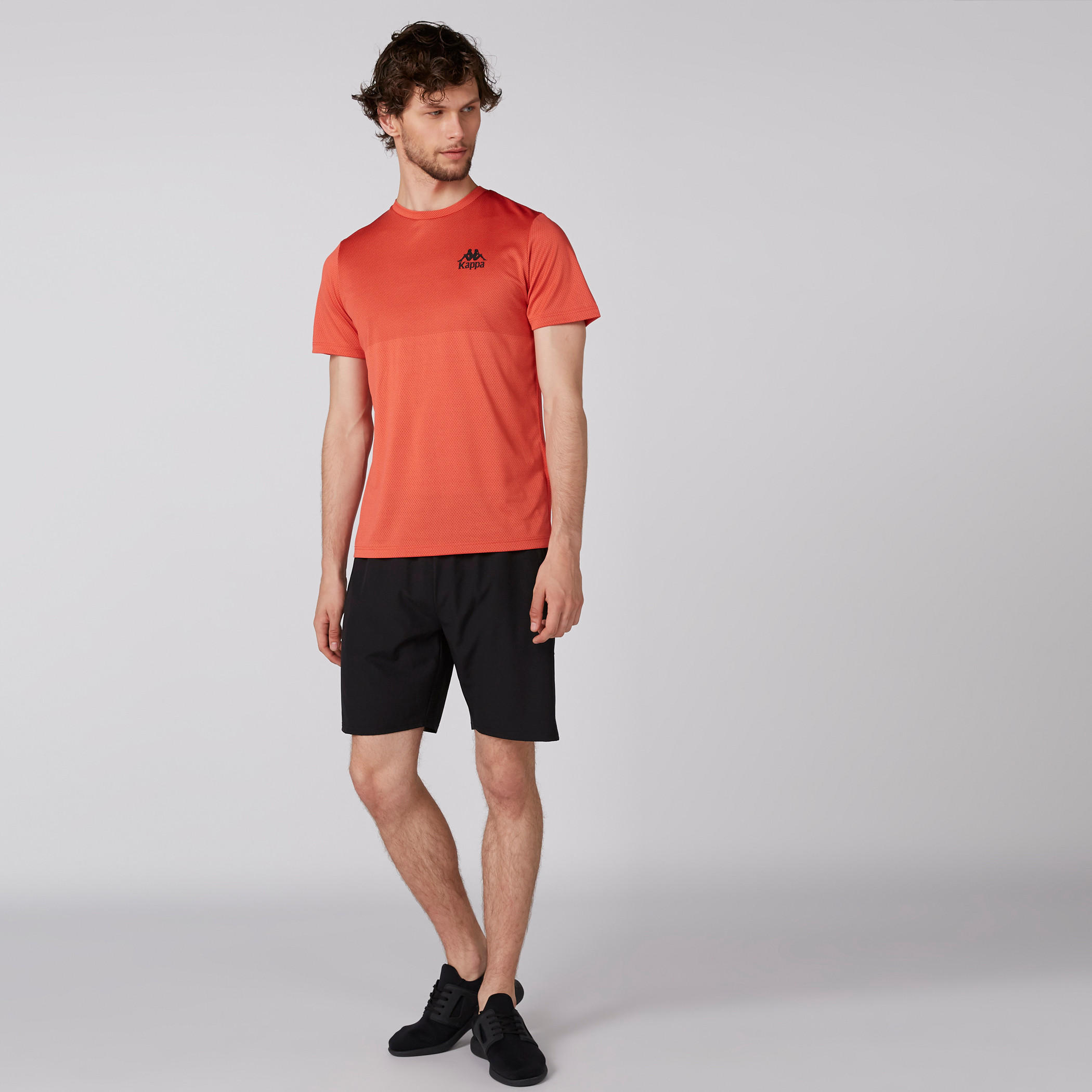 شورت بخصر مطّاطي وجيب بسحّاب من كابا-men-clothing-sportswearandactivewear-bottoms-image-3