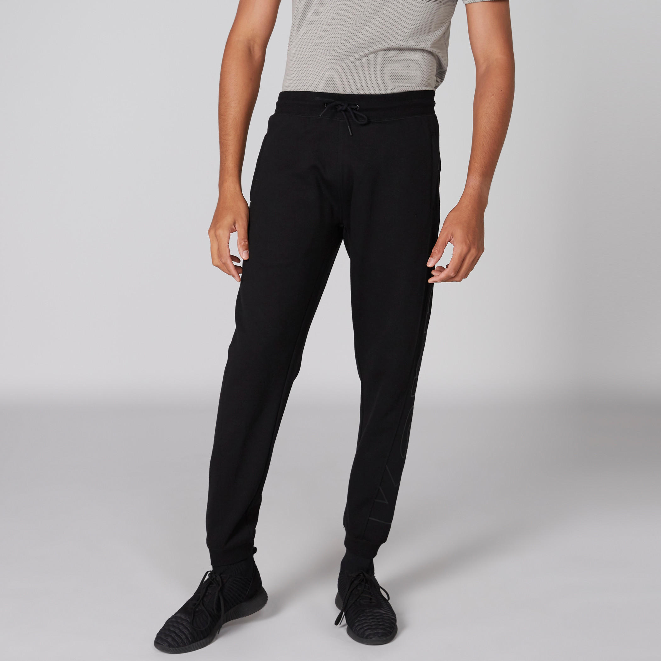 بنطال رياضي بطبعات وخصر مطّاطي من كابا-men-clothing-sportswearandactivewear-bottoms-image-3