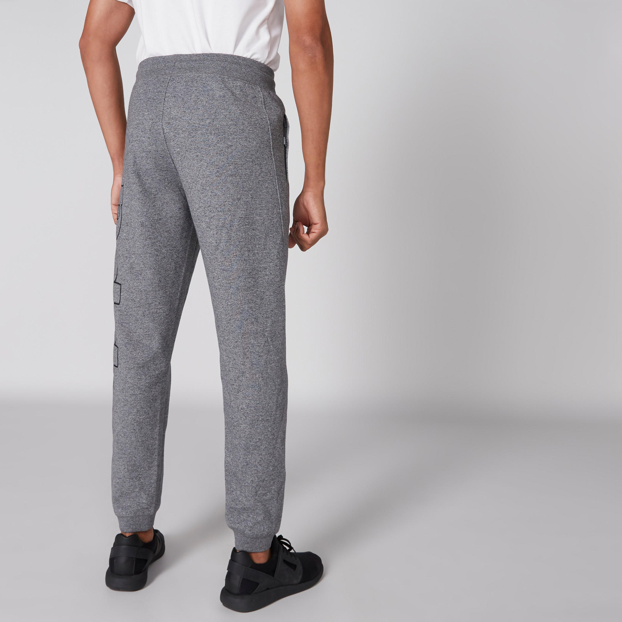 بنطال رياضي طويل بخصر مطاطي وطبعات من كابا-men-clothing-sportswearandactivewear-bottoms-image-2