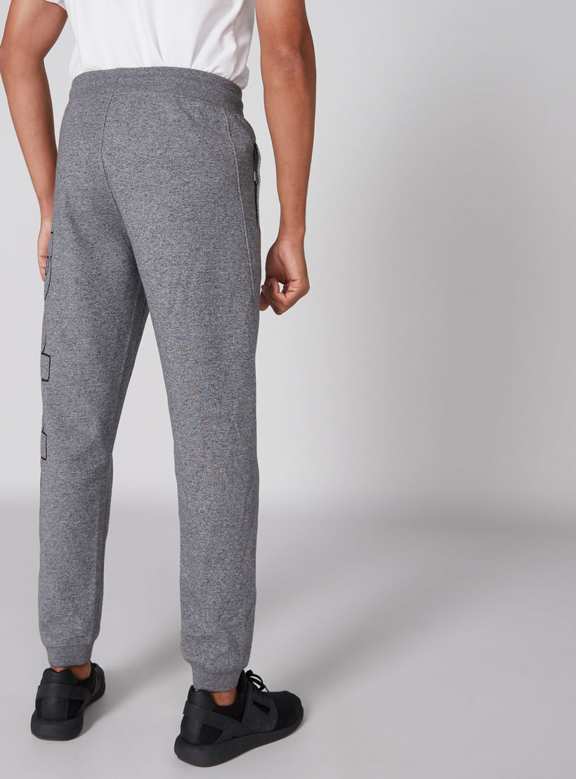 بنطال رياضي طويل بخصر مطاطي وطبعات من كابا-men-clothing-sportswearandactivewear-bottoms-image-2