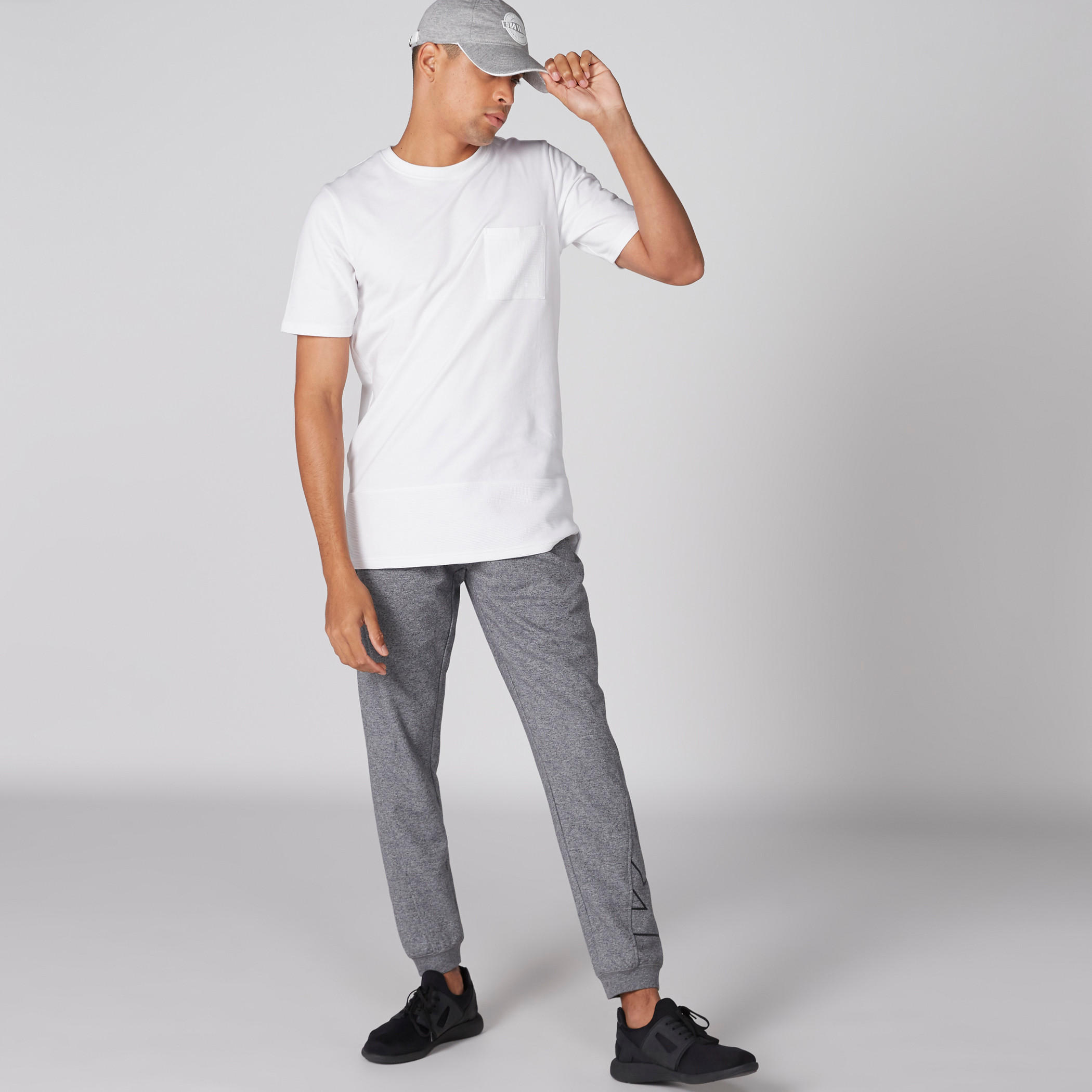 بنطال رياضي طويل بخصر مطاطي وطبعات من كابا-men-clothing-sportswearandactivewear-bottoms-image-3