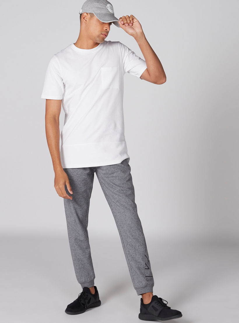 بنطال رياضي طويل بخصر مطاطي وطبعات من كابا-men-clothing-sportswearandactivewear-bottoms-image-3