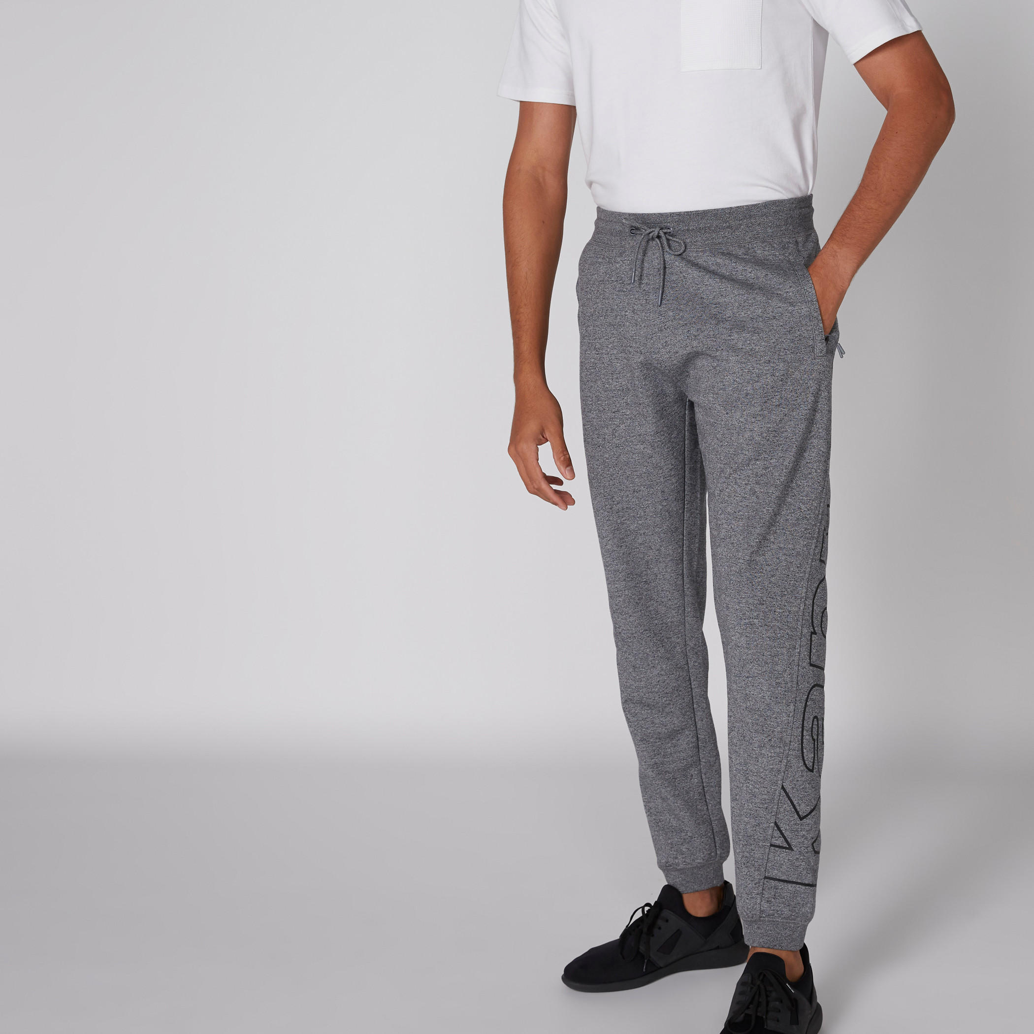 بنطال رياضي طويل بخصر مطاطي وطبعات من كابا-men-clothing-sportswearandactivewear-bottoms-image-4