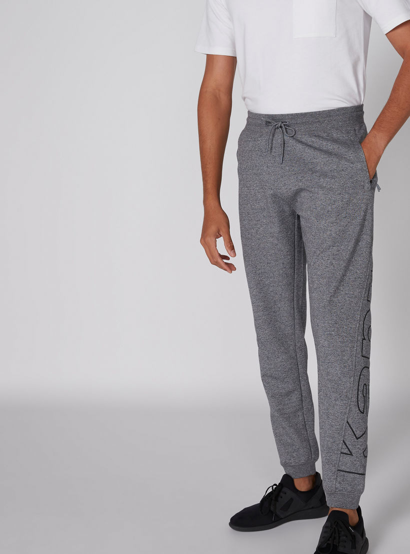 بنطال رياضي طويل بخصر مطاطي وطبعات من كابا-men-clothing-sportswearandactivewear-bottoms-image-4